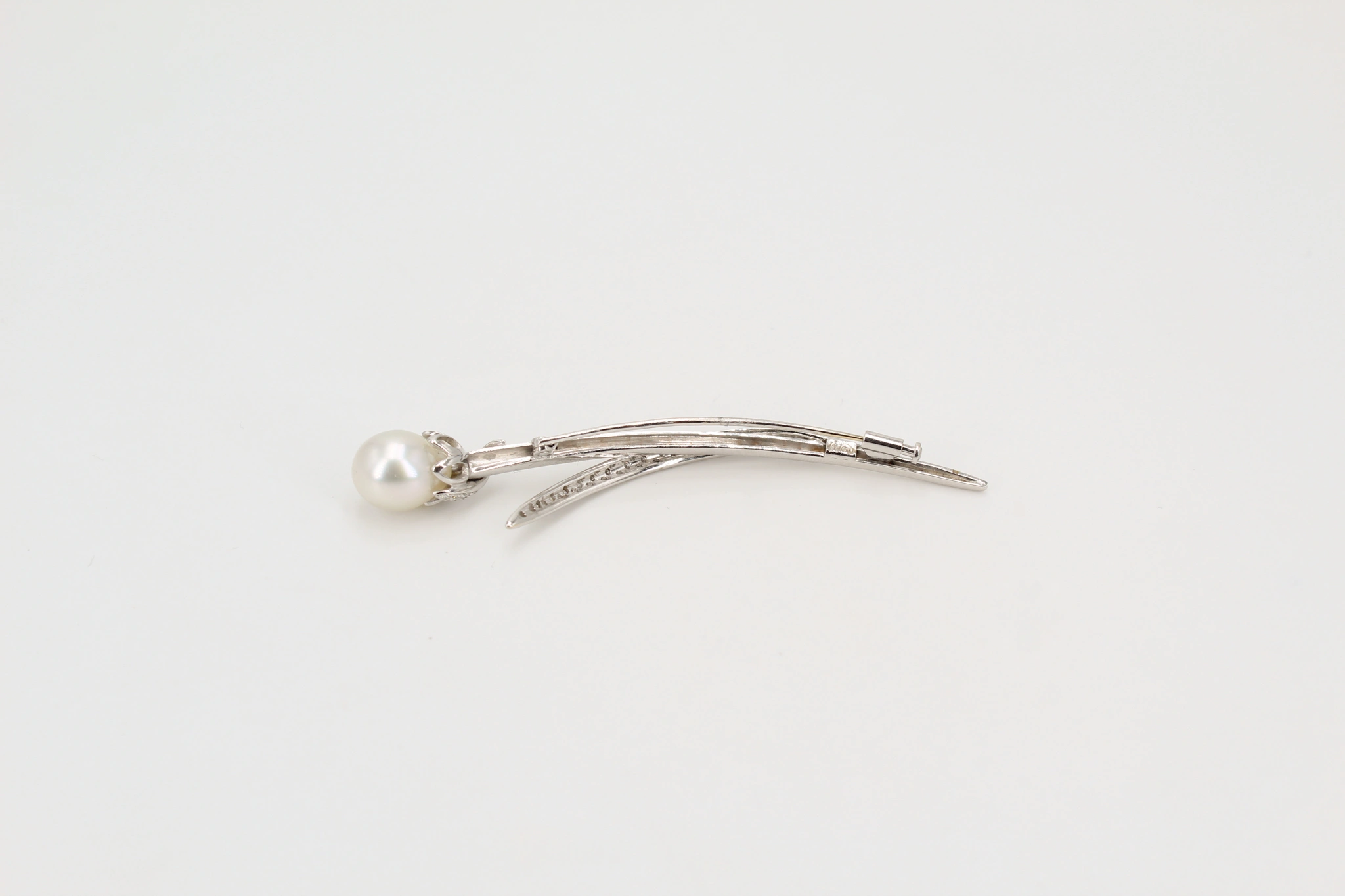 Alfiler de oro blanco de 18k con diamantes y perla — vista alternativa