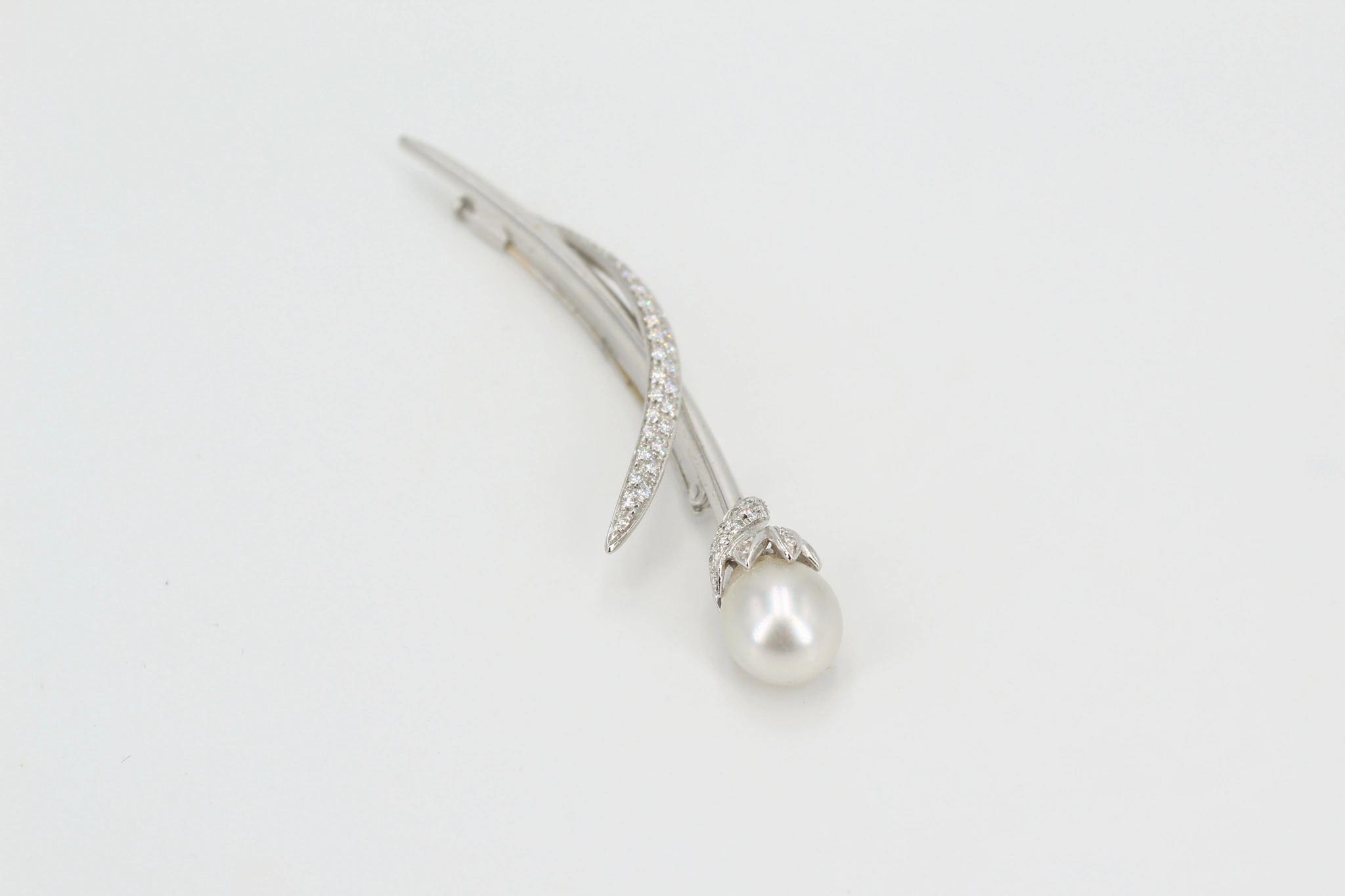 Alfiler de oro blanco de 18k con diamantes y perla — foto 3