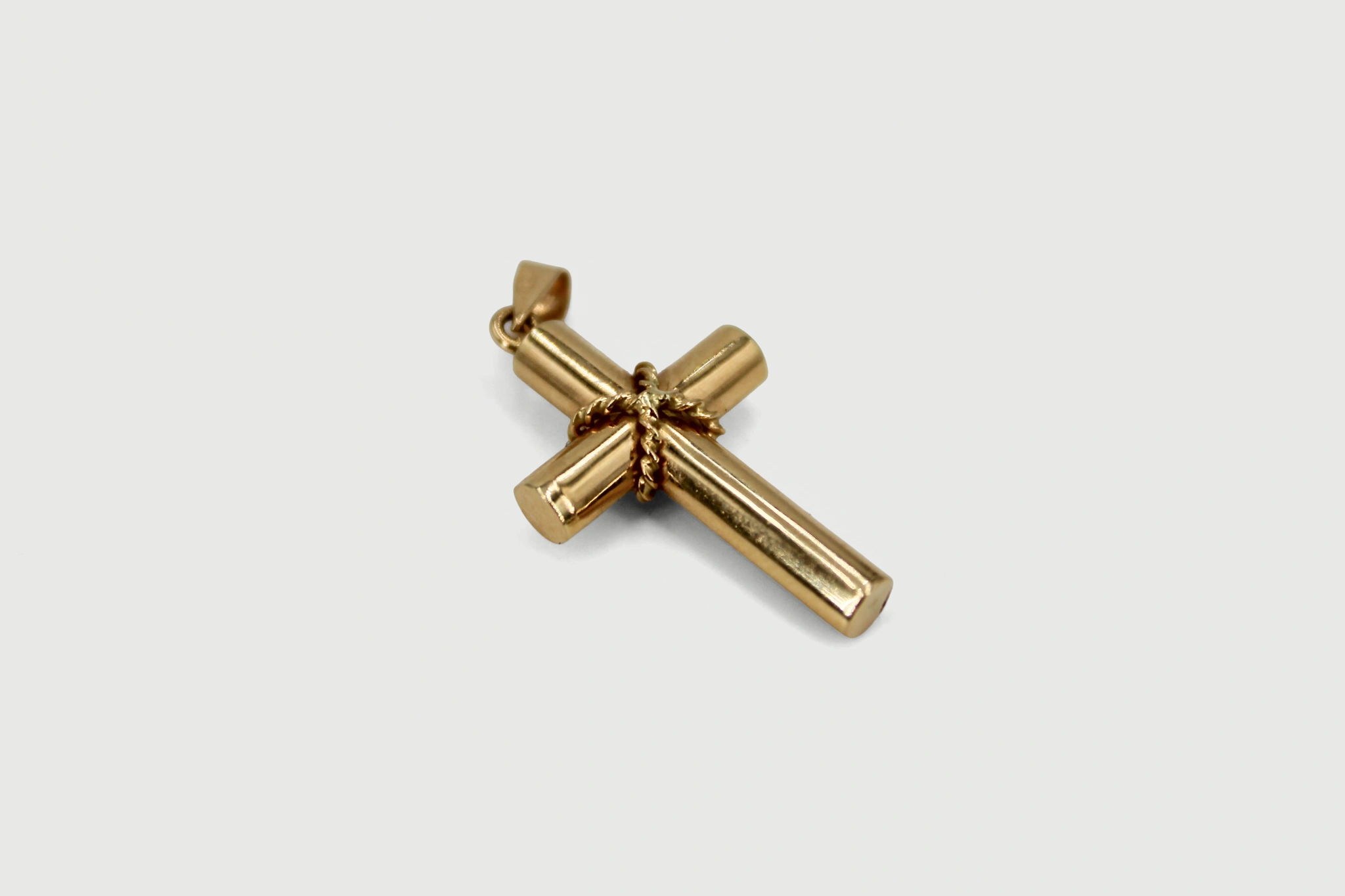 Cruz de oro 18k con detalle de cuerda entrelazada