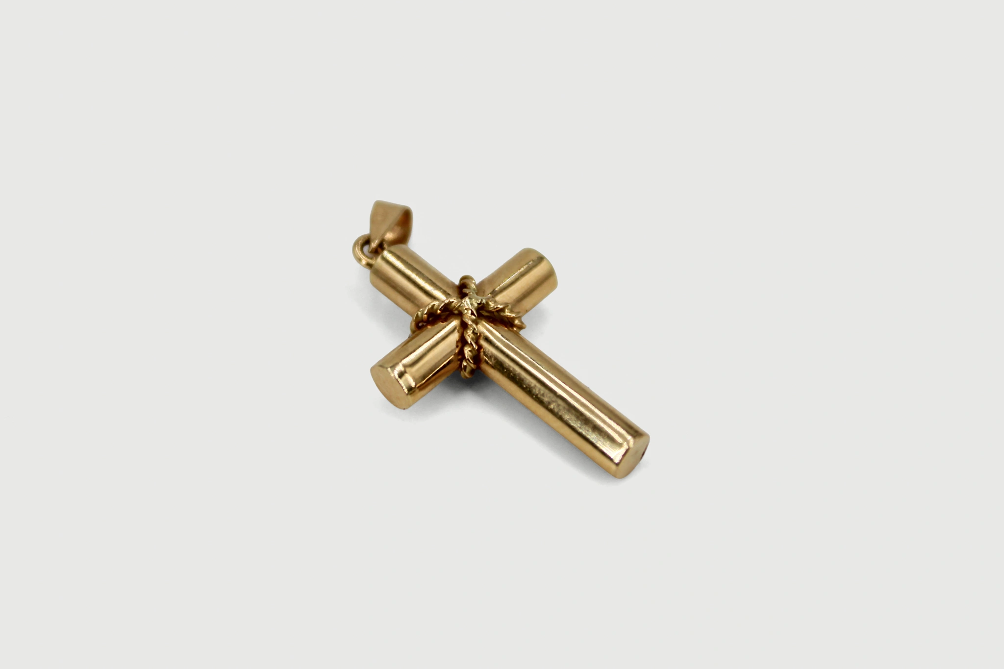 Cruz de oro 18k con detalle de cuerda entrelazada — vista alternativa