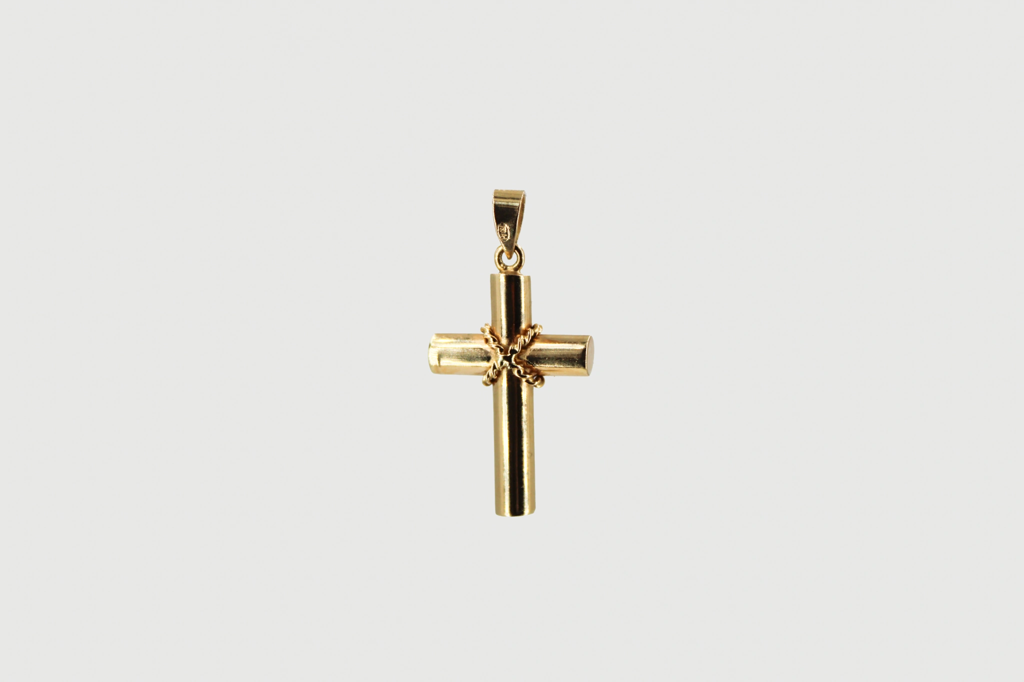 Cruz de oro 18k con detalle de cuerda entrelazada — foto 3
