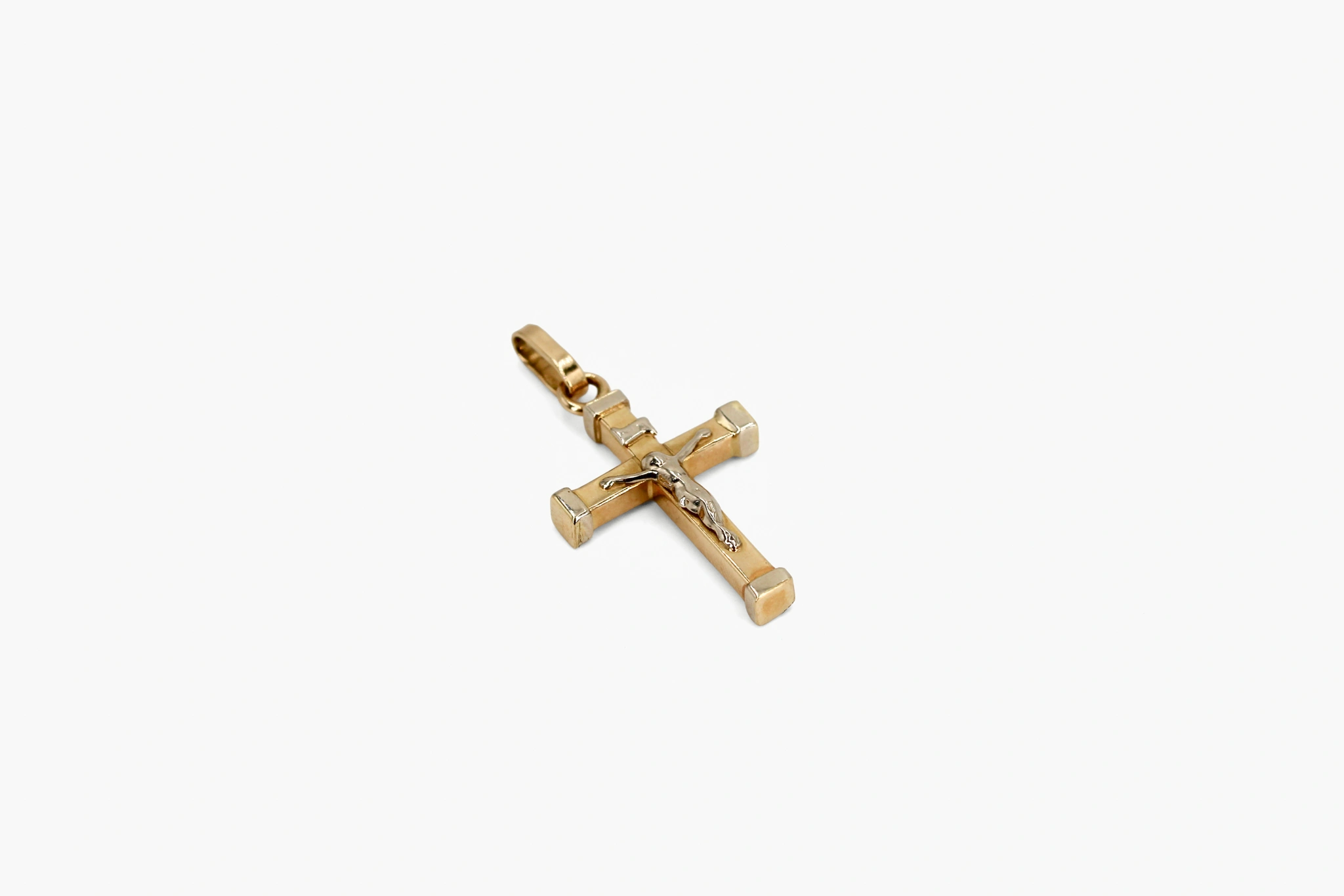 Cruz de oro combinado de 18K con Cristo en relieve