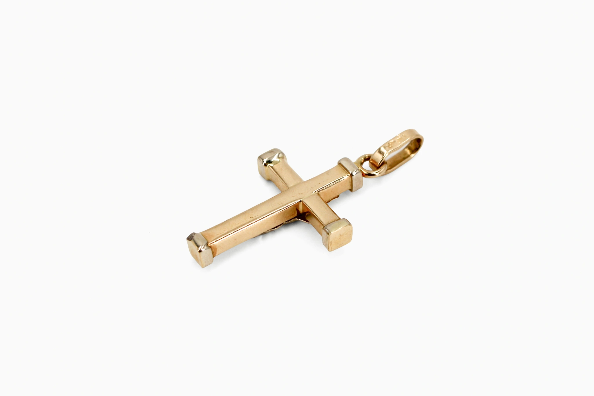 Cruz de oro combinado de 18K con Cristo en relieve — vista alternativa