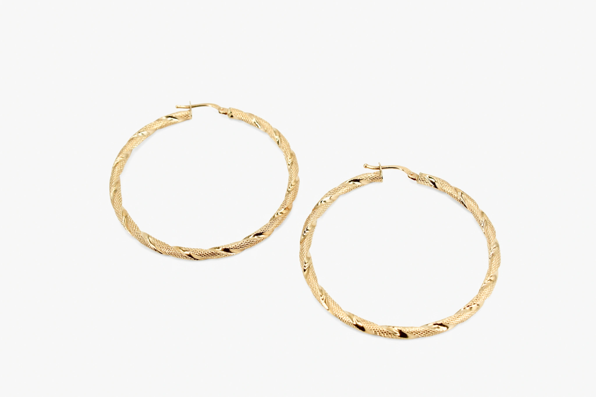 Aro de oro de 18k texturizado
