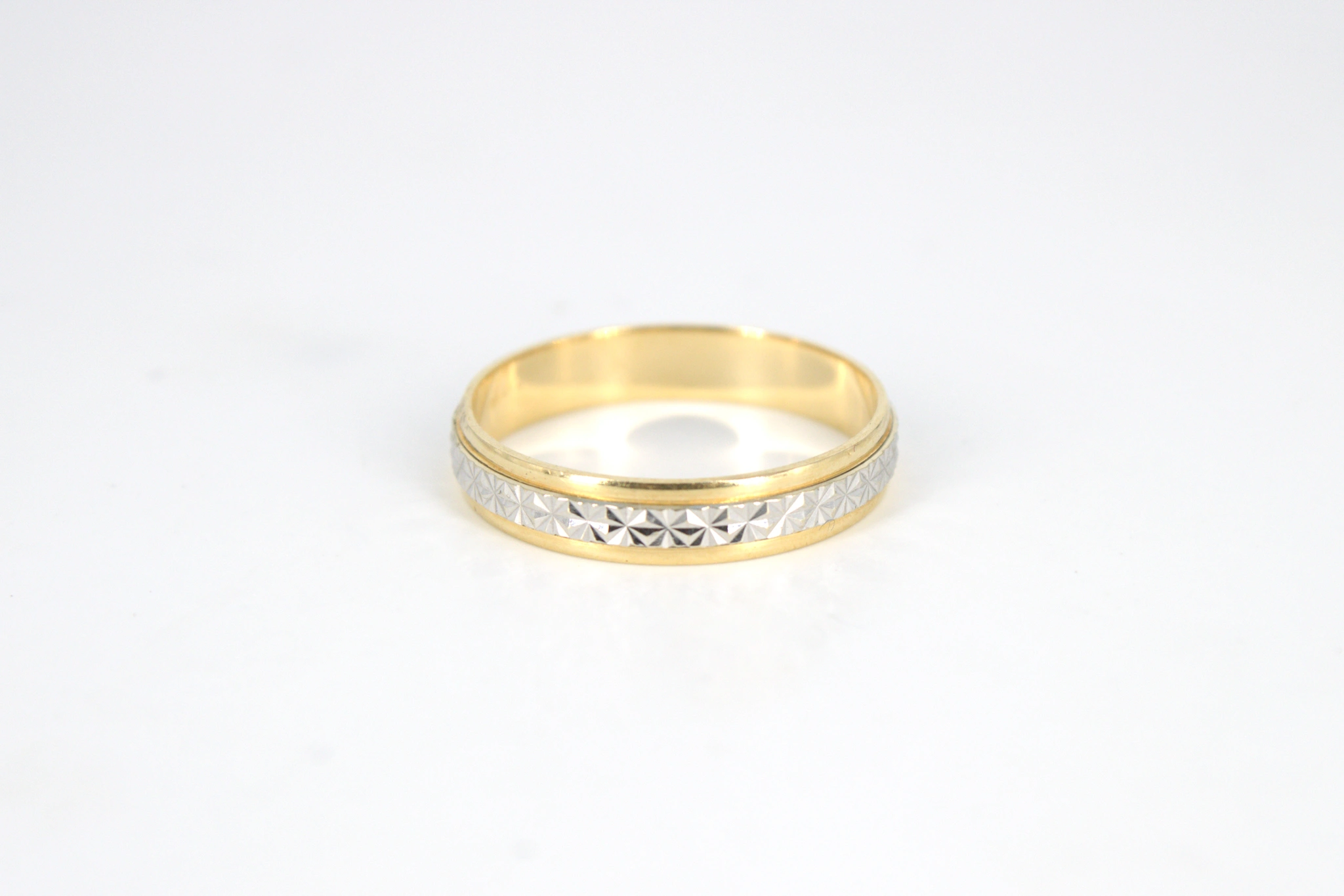 Alianza de oro combinado de 18k — vista alternativa