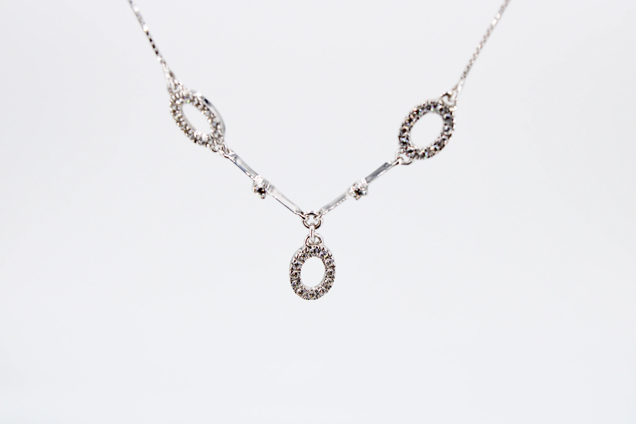 Collar de oro blanco de 18k con circonitas ovaladas