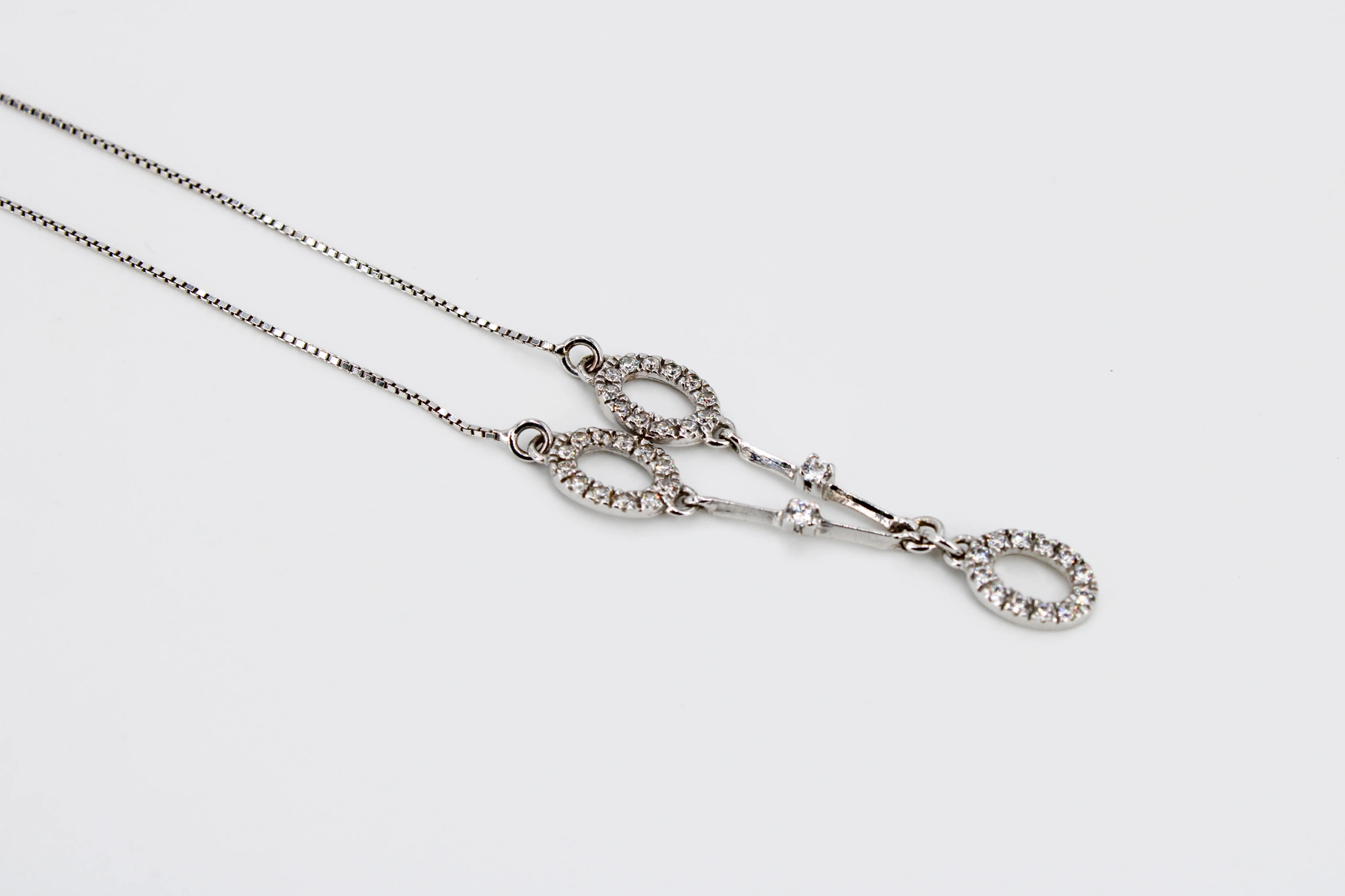 Collar de oro blanco de 18k con circonitas ovaladas — vista alternativa