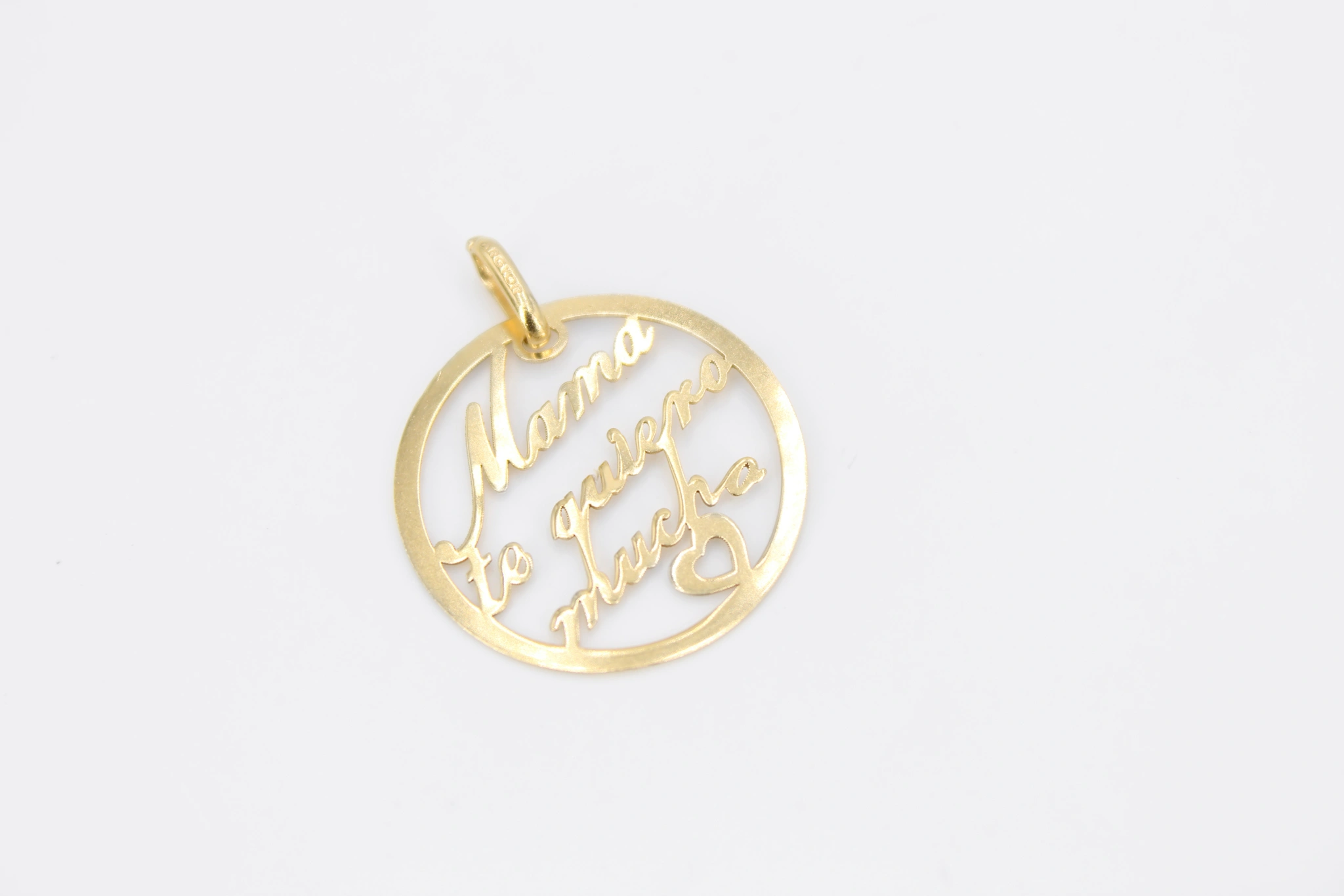Colgante de oro 18K con texto calado y corazón — vista alternativa