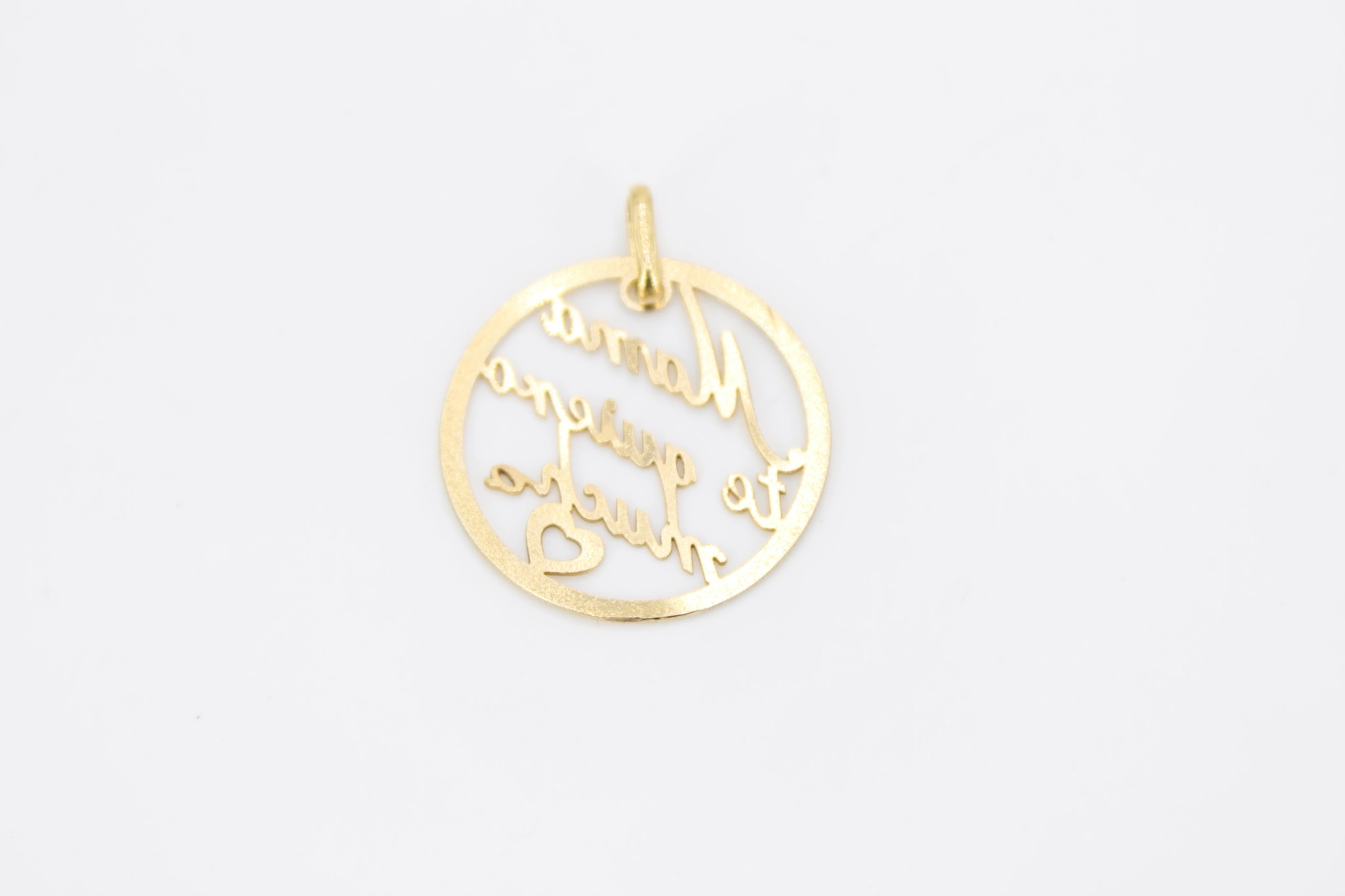 Colgante de oro 18K con texto calado y corazón — foto 3