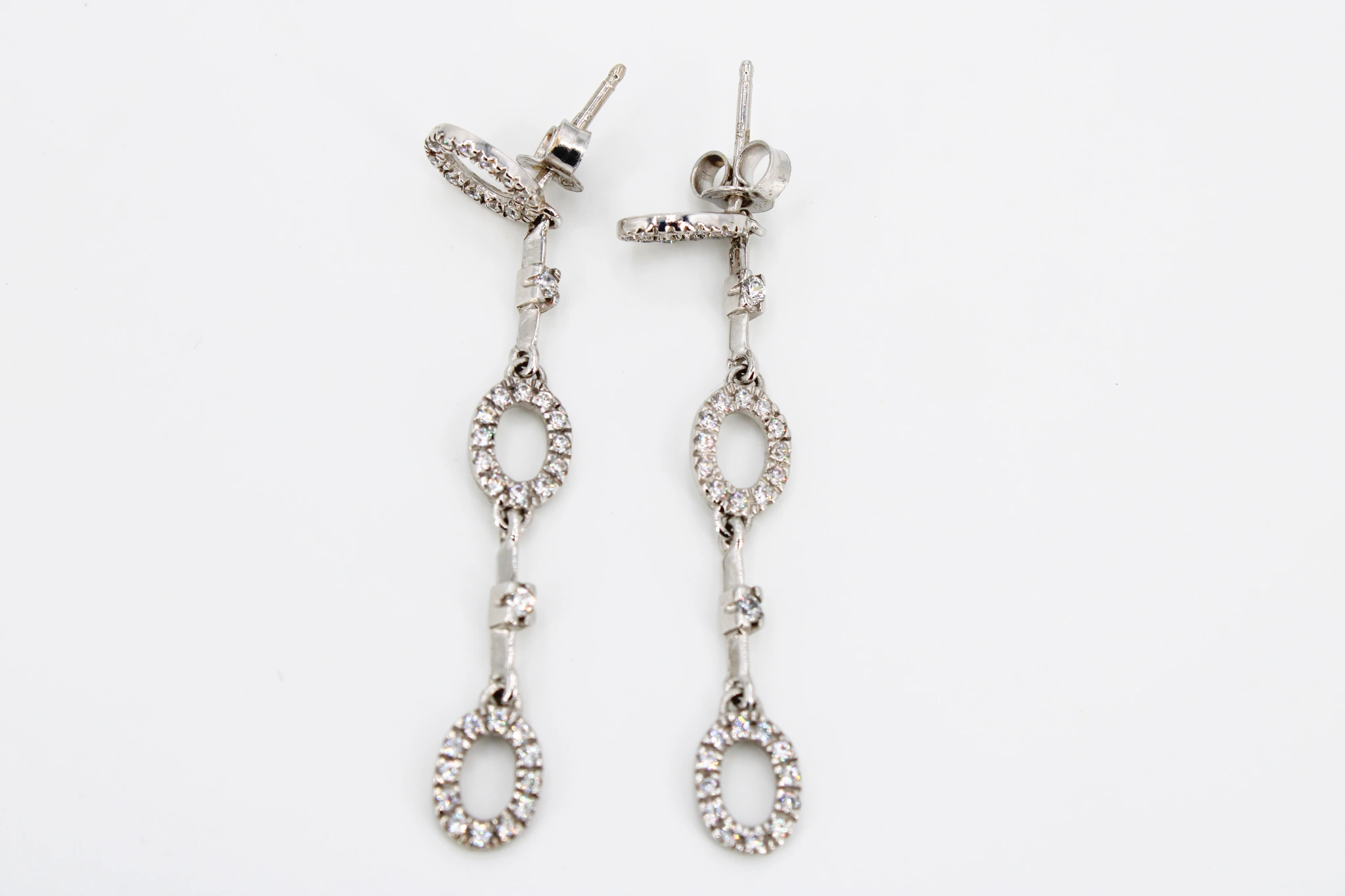 Pendientes de oro blanco de 18k con óvalos de circonitas