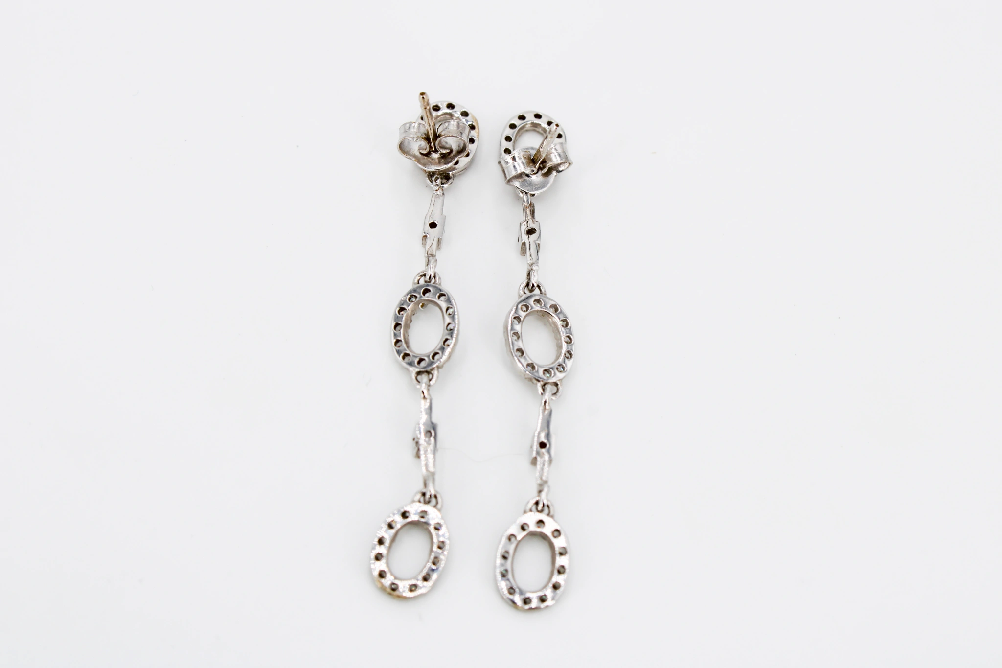 Pendientes de oro blanco de 18k con óvalos de circonitas — vista alternativa