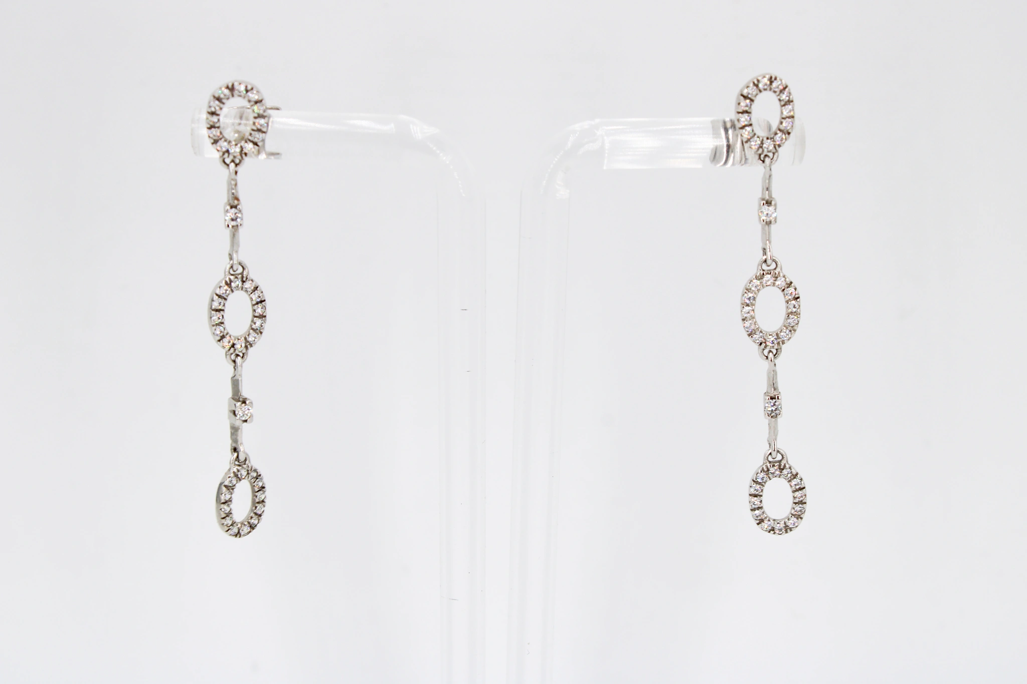 Pendientes de oro blanco de 18k con óvalos de circonitas — foto 3