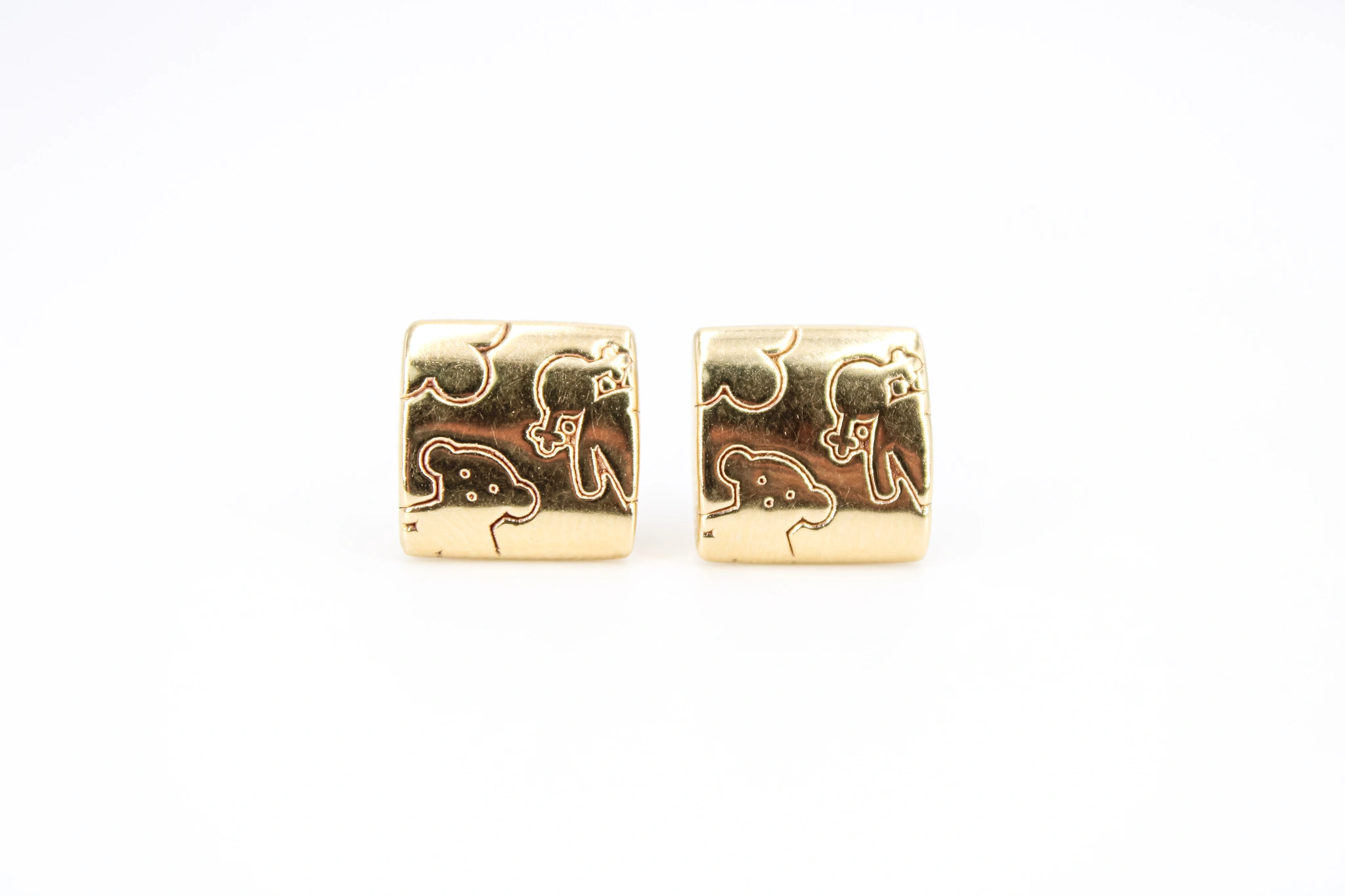 Pendiente de oro 18K cuadrado con grabados