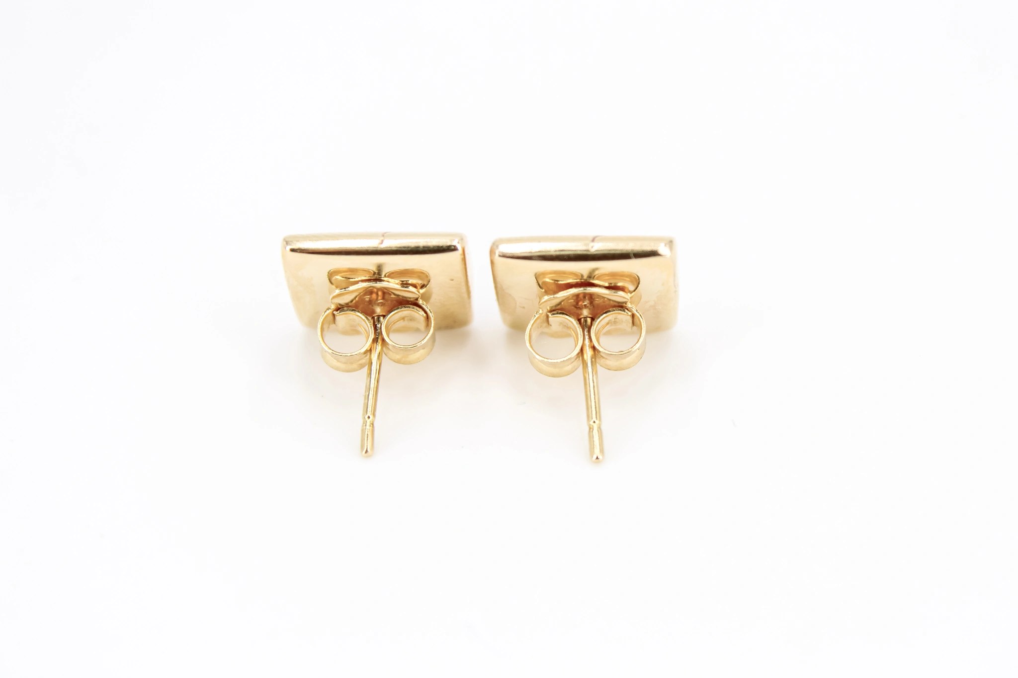Pendiente de oro 18K cuadrado con grabados — vista alternativa
