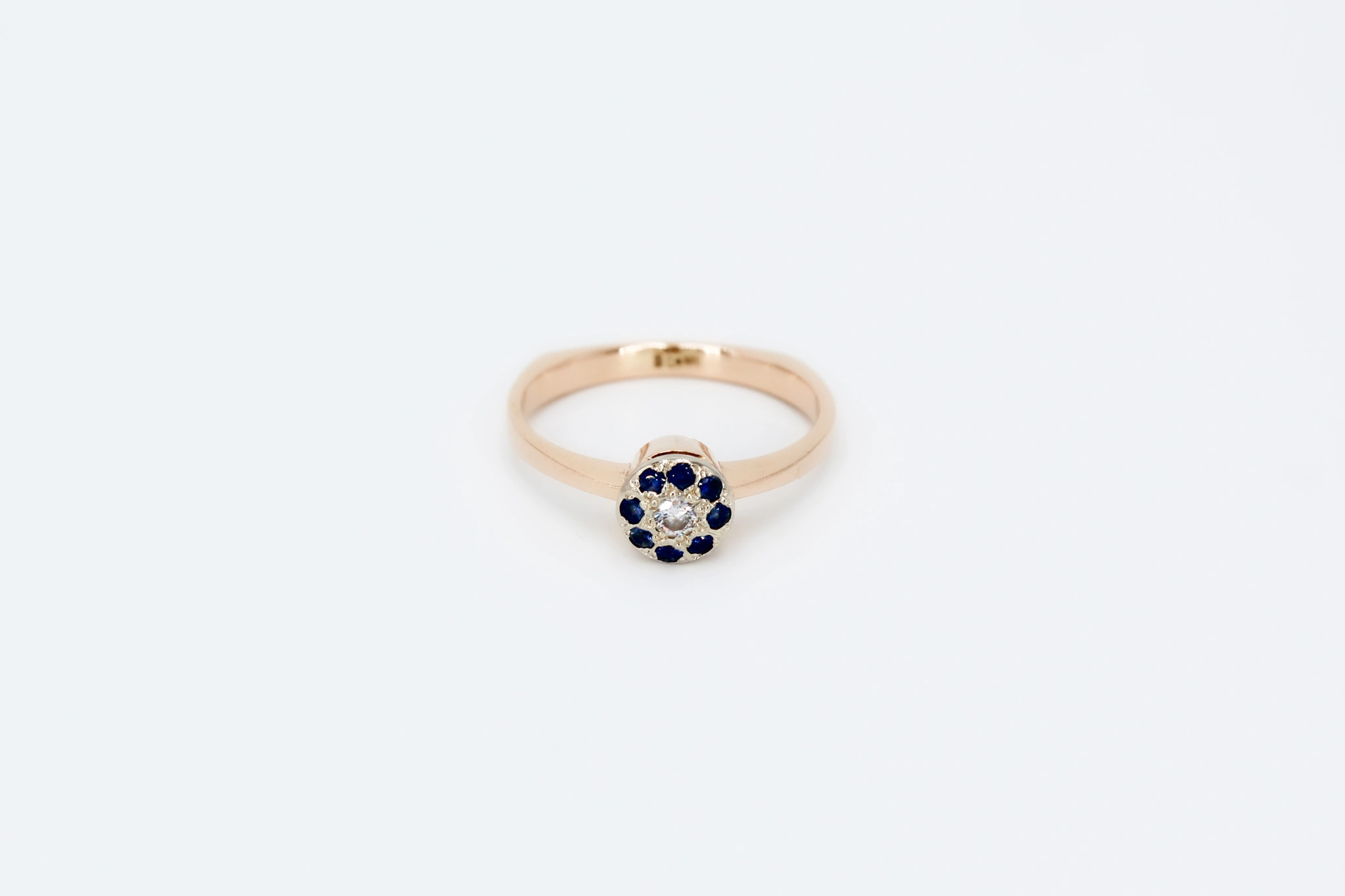 Anillo de oro 14K con diseño floral