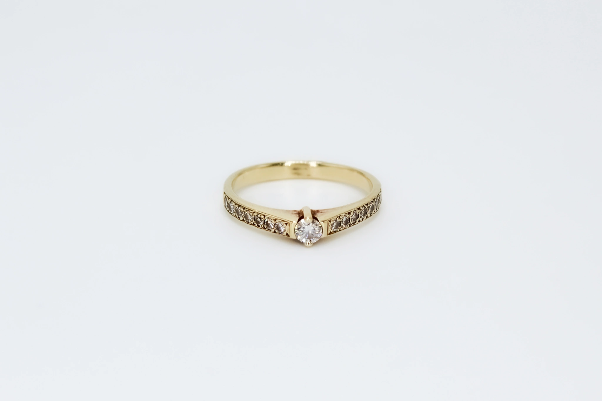 Solitario de oro de 14k con circonitas