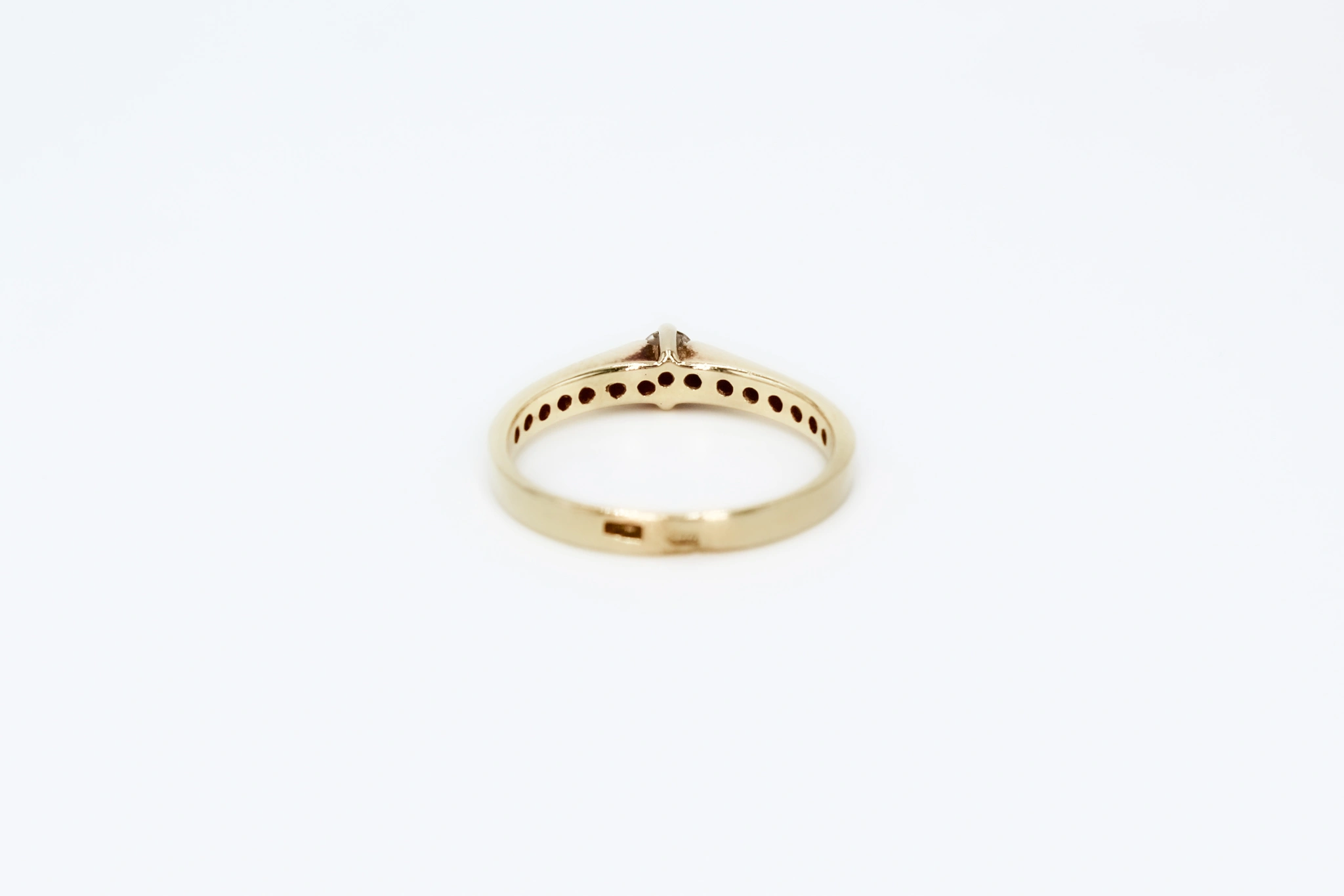 Solitario de oro de 14k con circonitas — vista alternativa