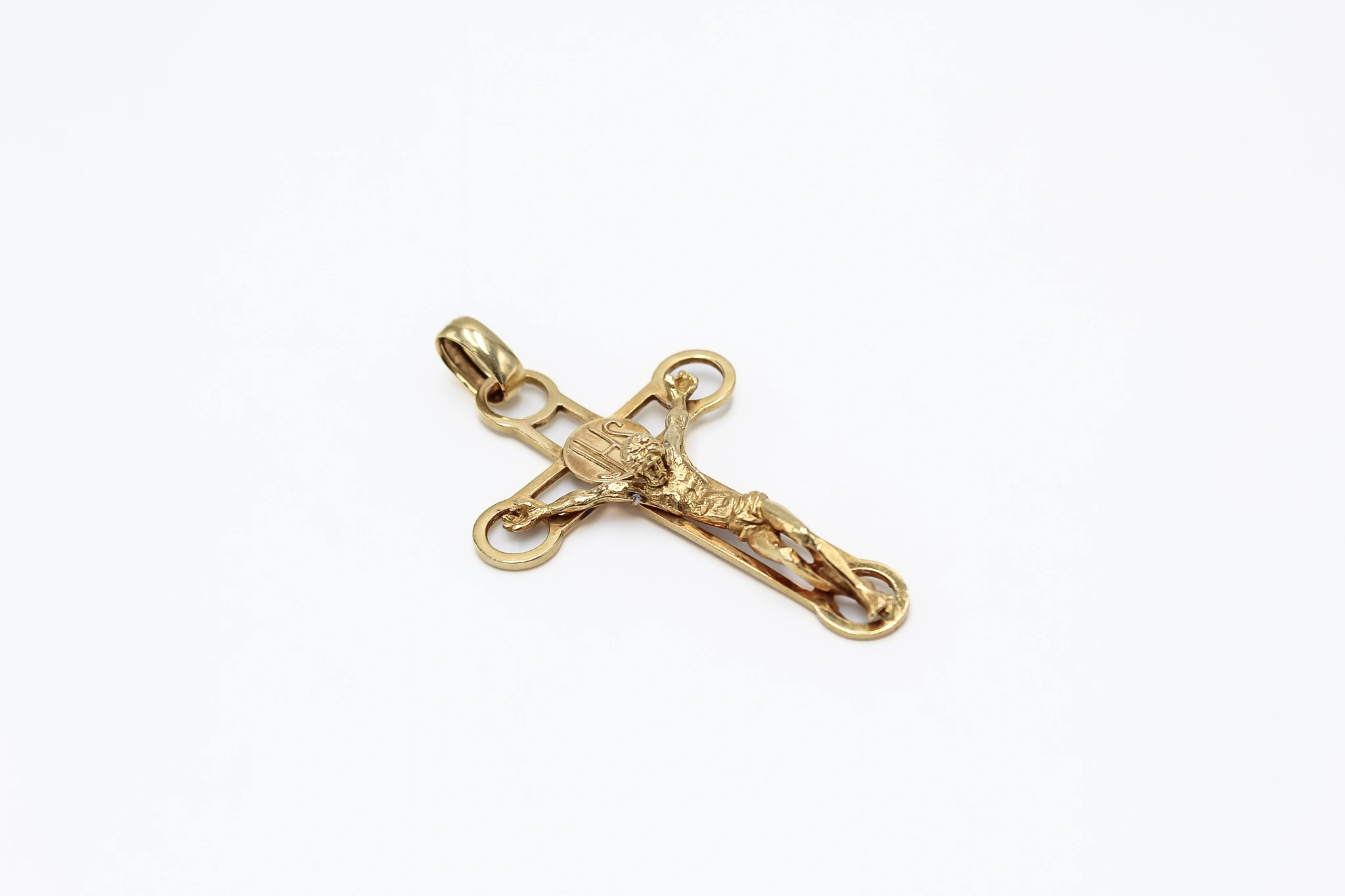 Colgante crucifijo de oro 18K