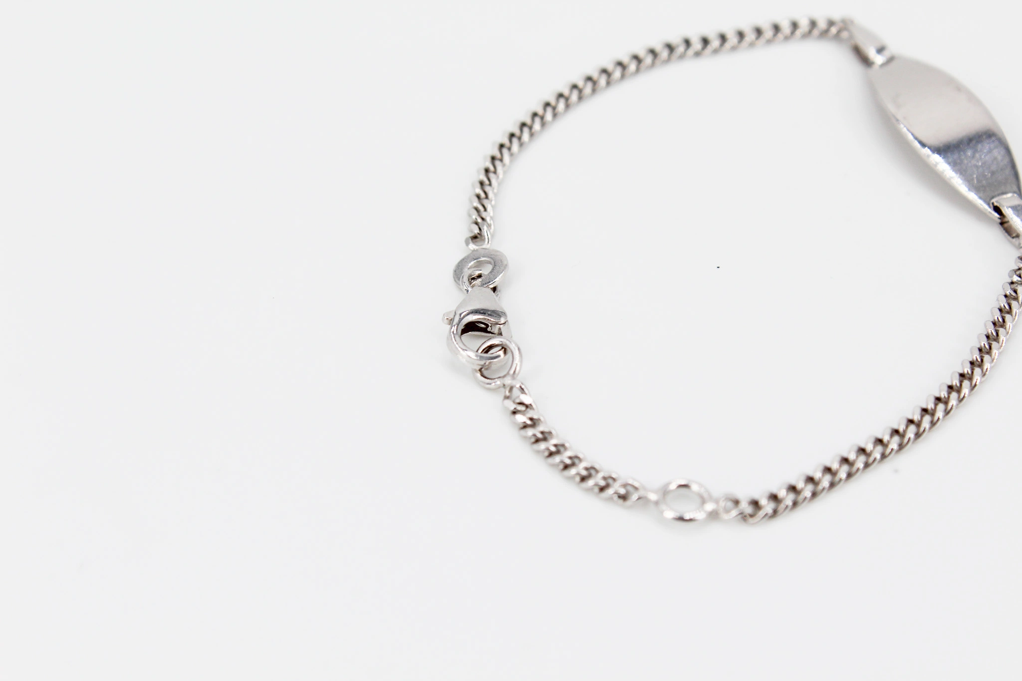 Esclava de plata 925 minimalista con placa ovalada — vista alternativa