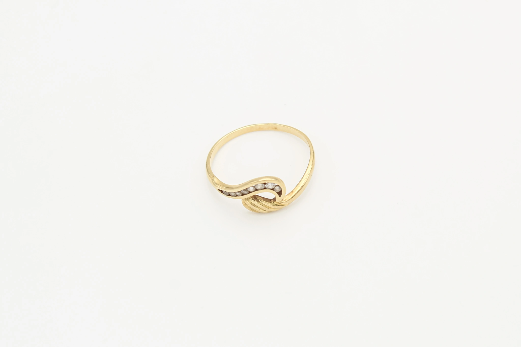 Anillo de oro 18K con ala texturizada
