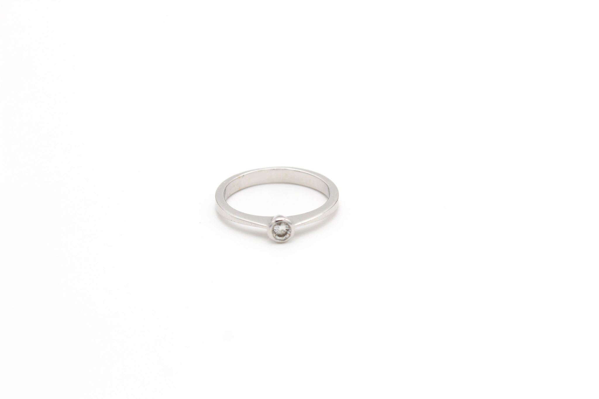 Solitario de oro blanco 18K