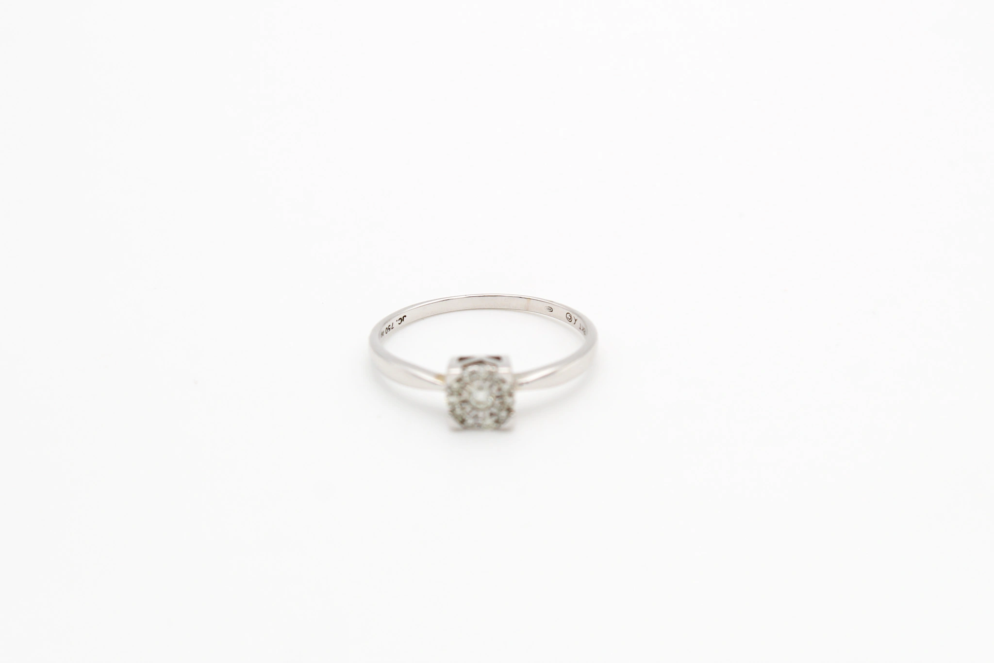 Solitario de oro blanco 18K
