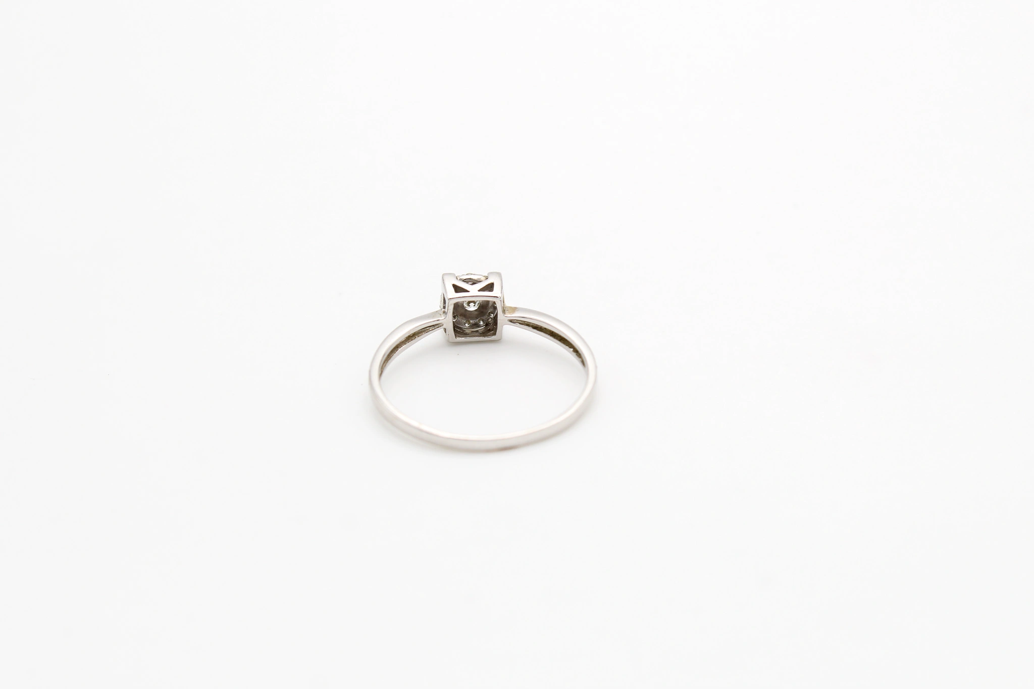 Solitario de oro blanco 18K — vista alternativa