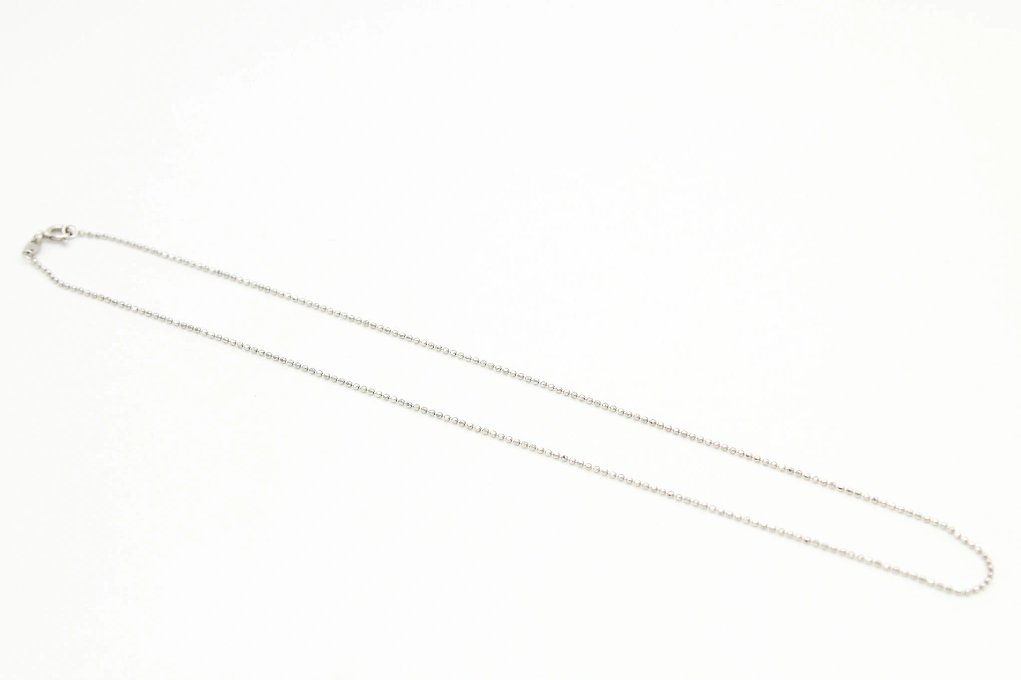 Cadena de oro blanco 18K de bolas facetadas