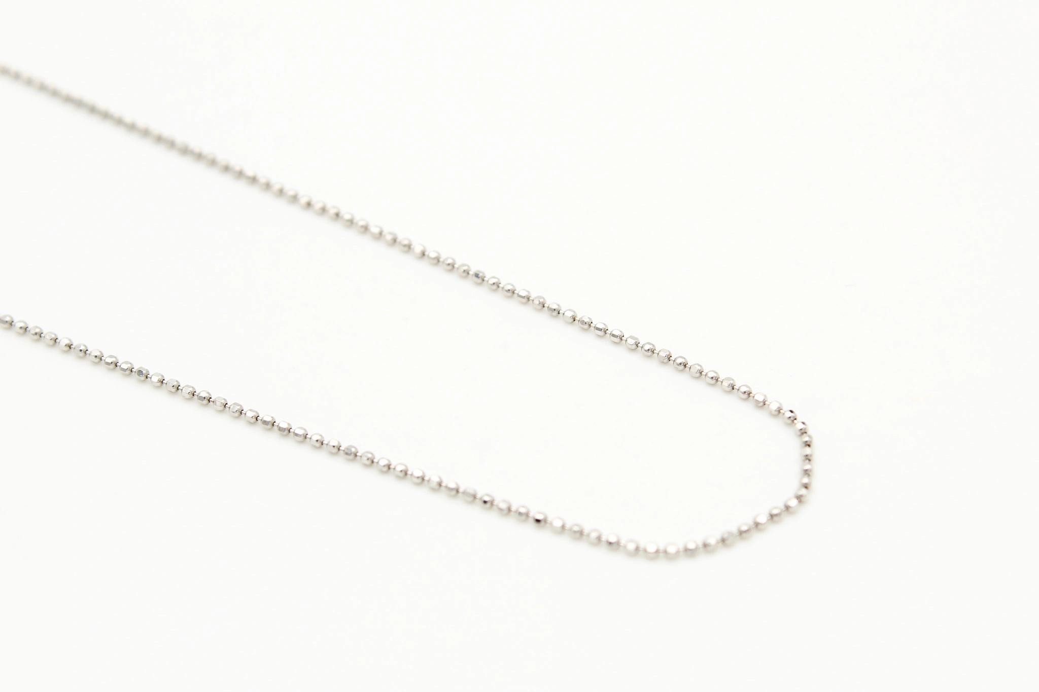 Cadena de oro blanco 18K de bolas facetadas — vista alternativa