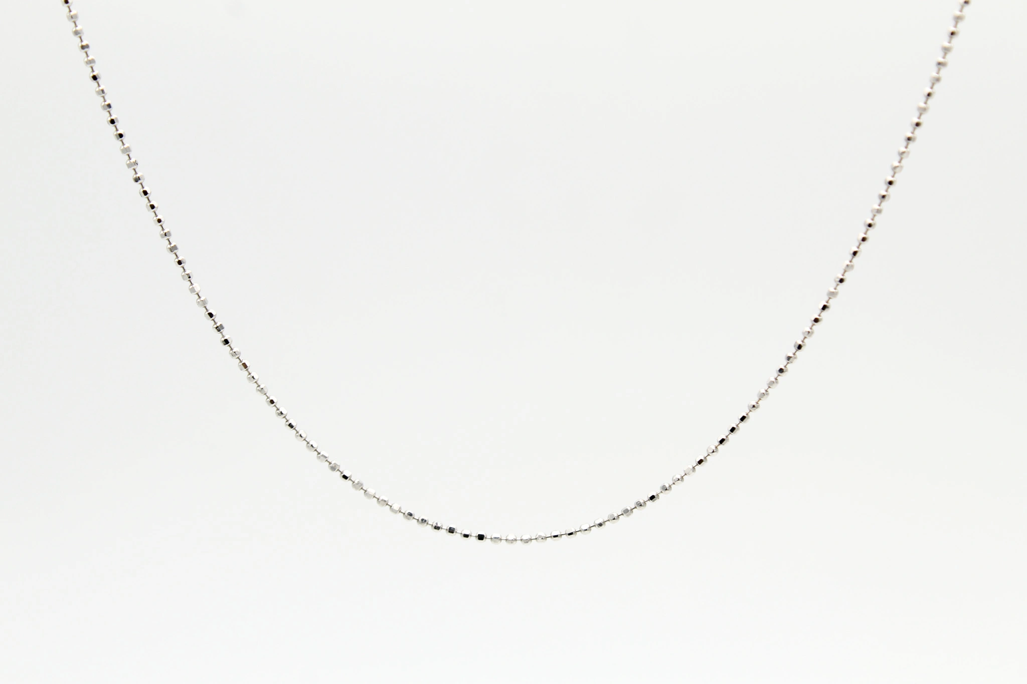 Cadena de oro blanco 18K de bolas facetadas — foto 3