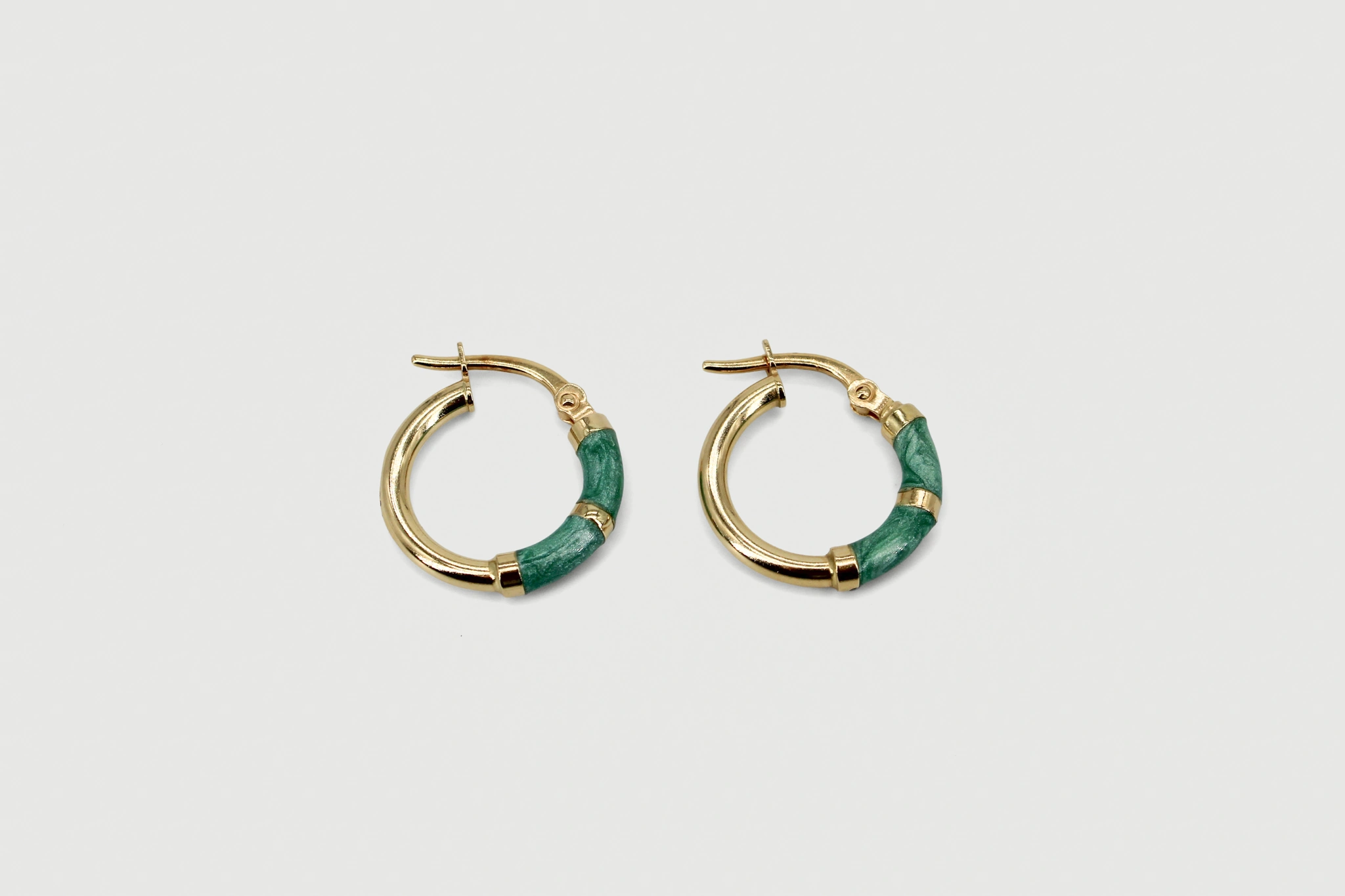 Aro de oro de 18k con piedra verde