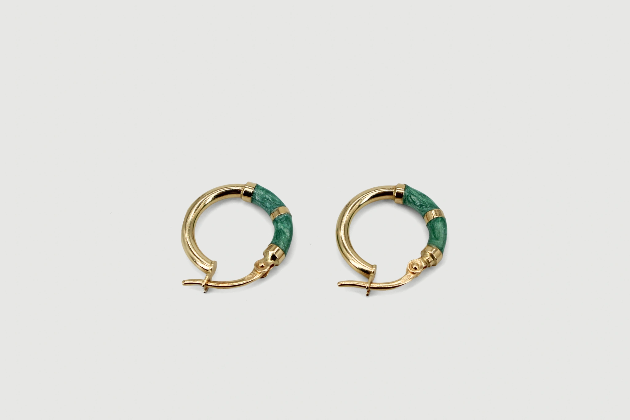 Aro de oro de 18k con piedra verde — vista alternativa