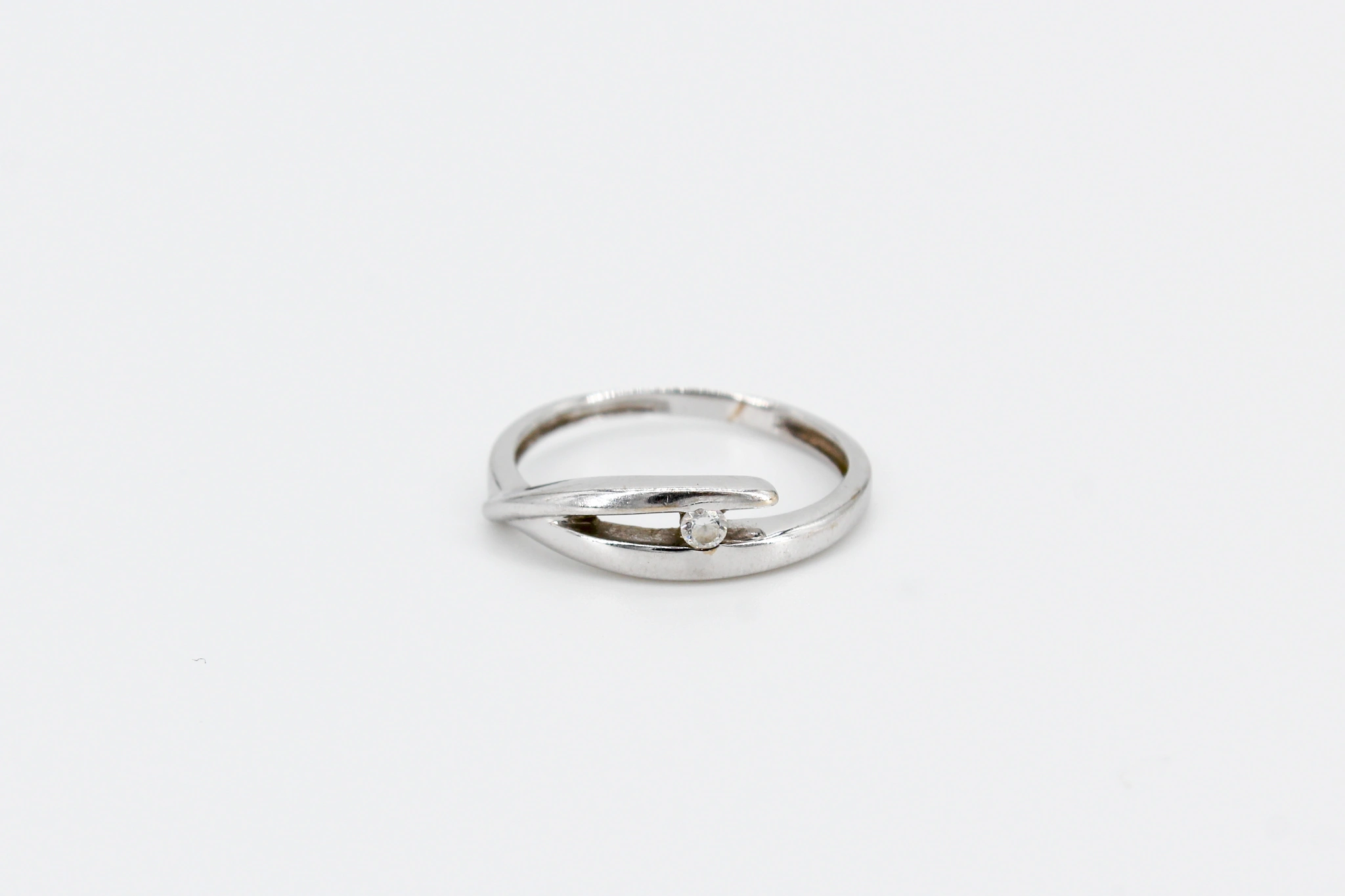 Solitario de oro blanco de 18k