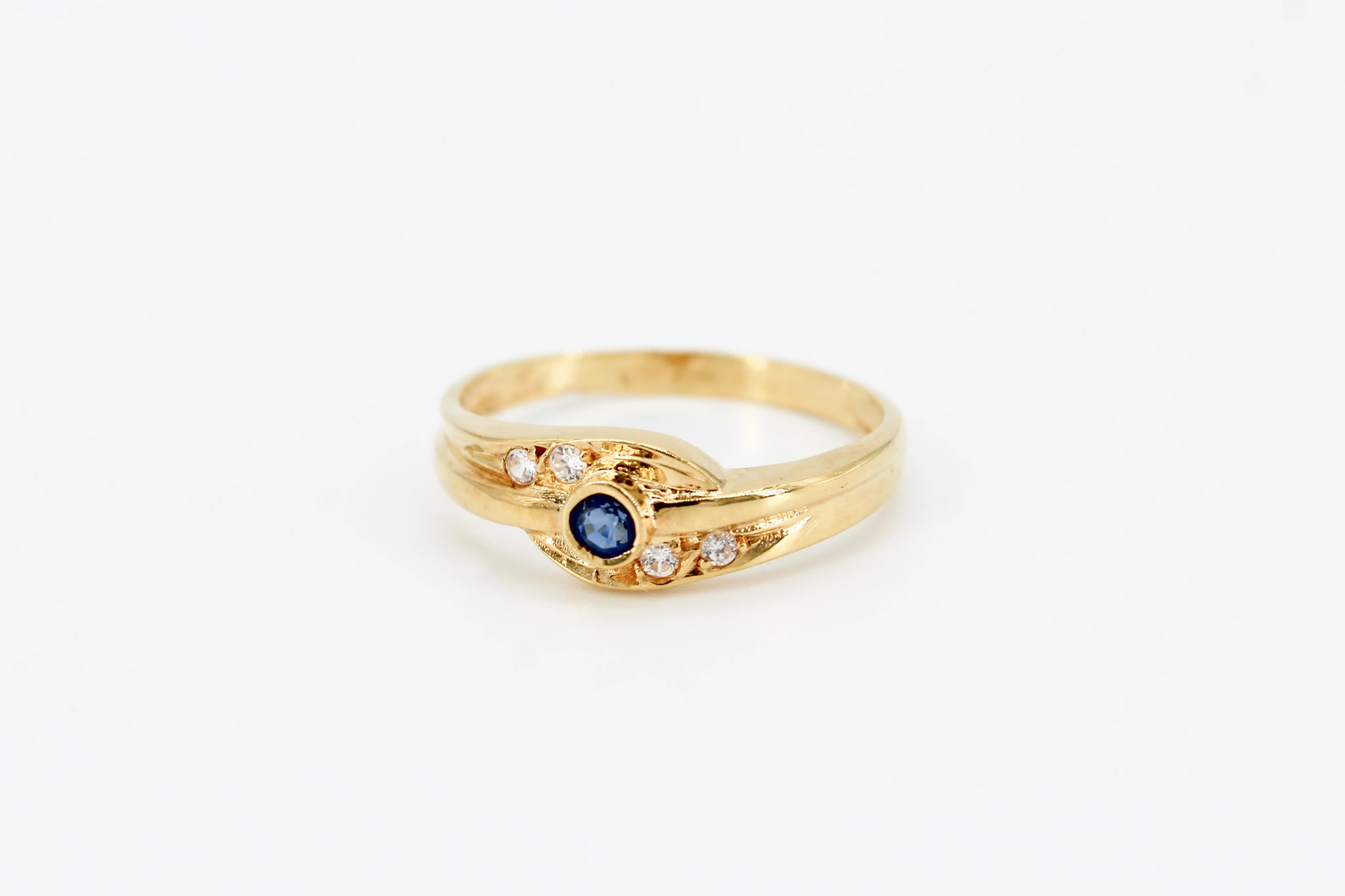 Solitario de oro de 18k con piedra azul