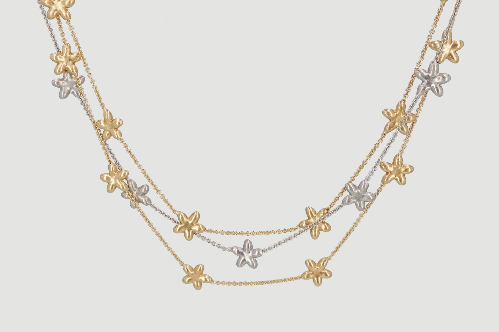 Collar de oro combinado de 18k con estrellas bicolores
