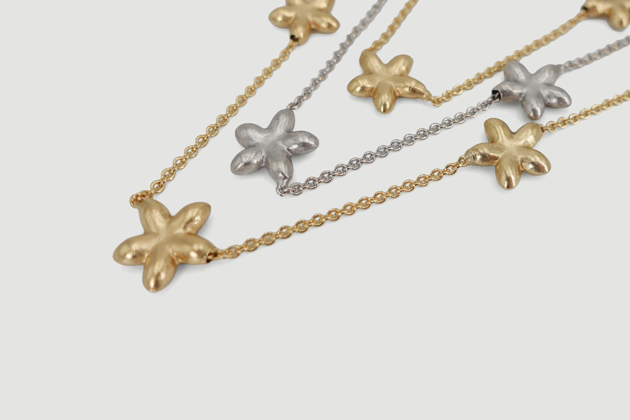 Collar de oro combinado de 18k con estrellas bicolores — vista alternativa