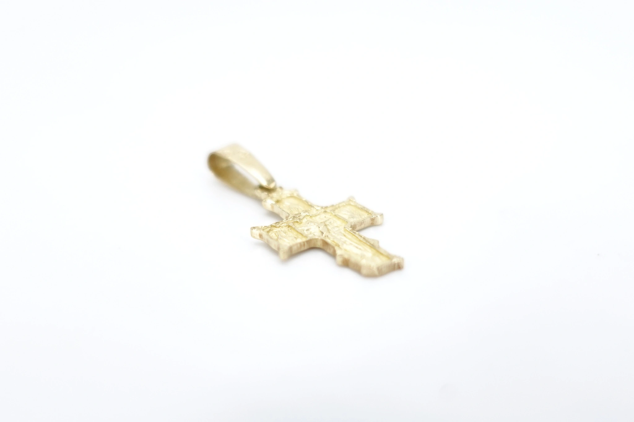 Colgante cruz de oro 18K — vista alternativa