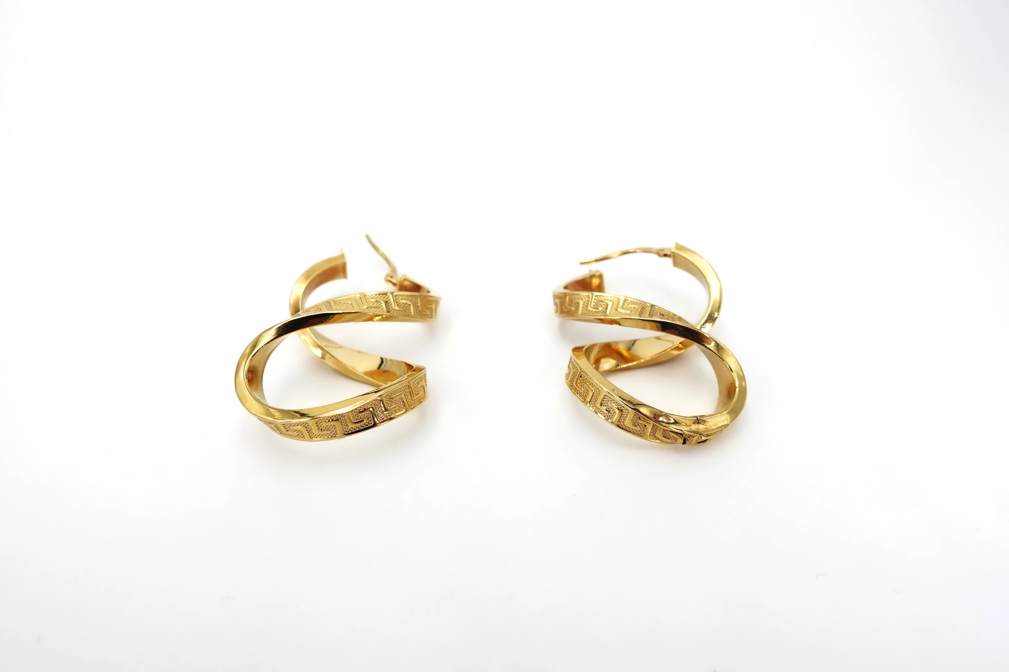 Pendientes retorcidos de oro 18K con grabado geométrico