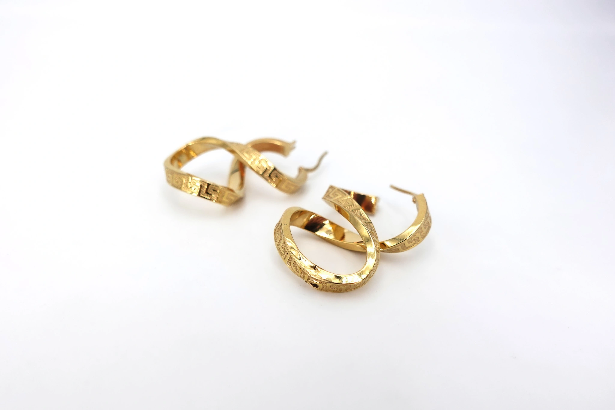 Pendientes retorcidos de oro 18K con grabado geométrico — vista alternativa