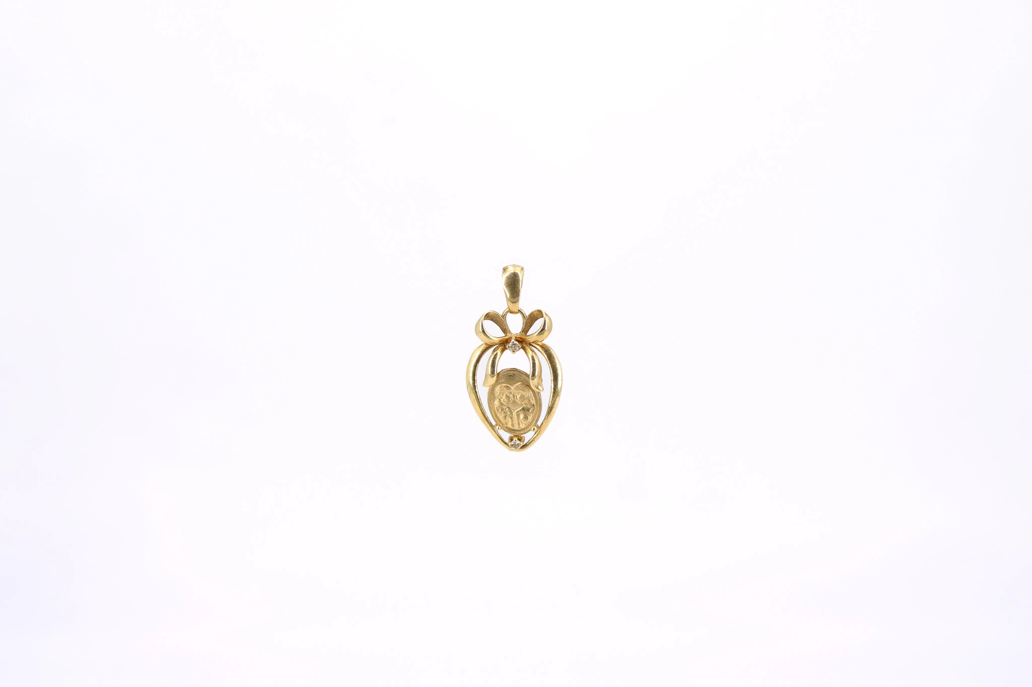 Colgante de oro corazón con lazo 18K