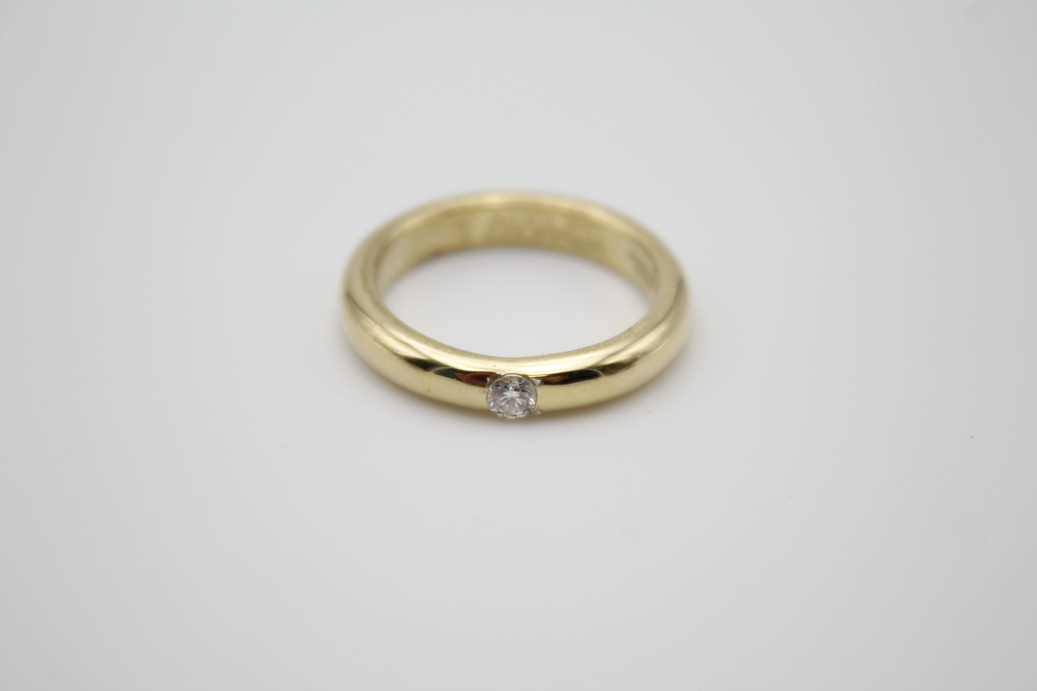 Solitario de oro de 18k con diamantes