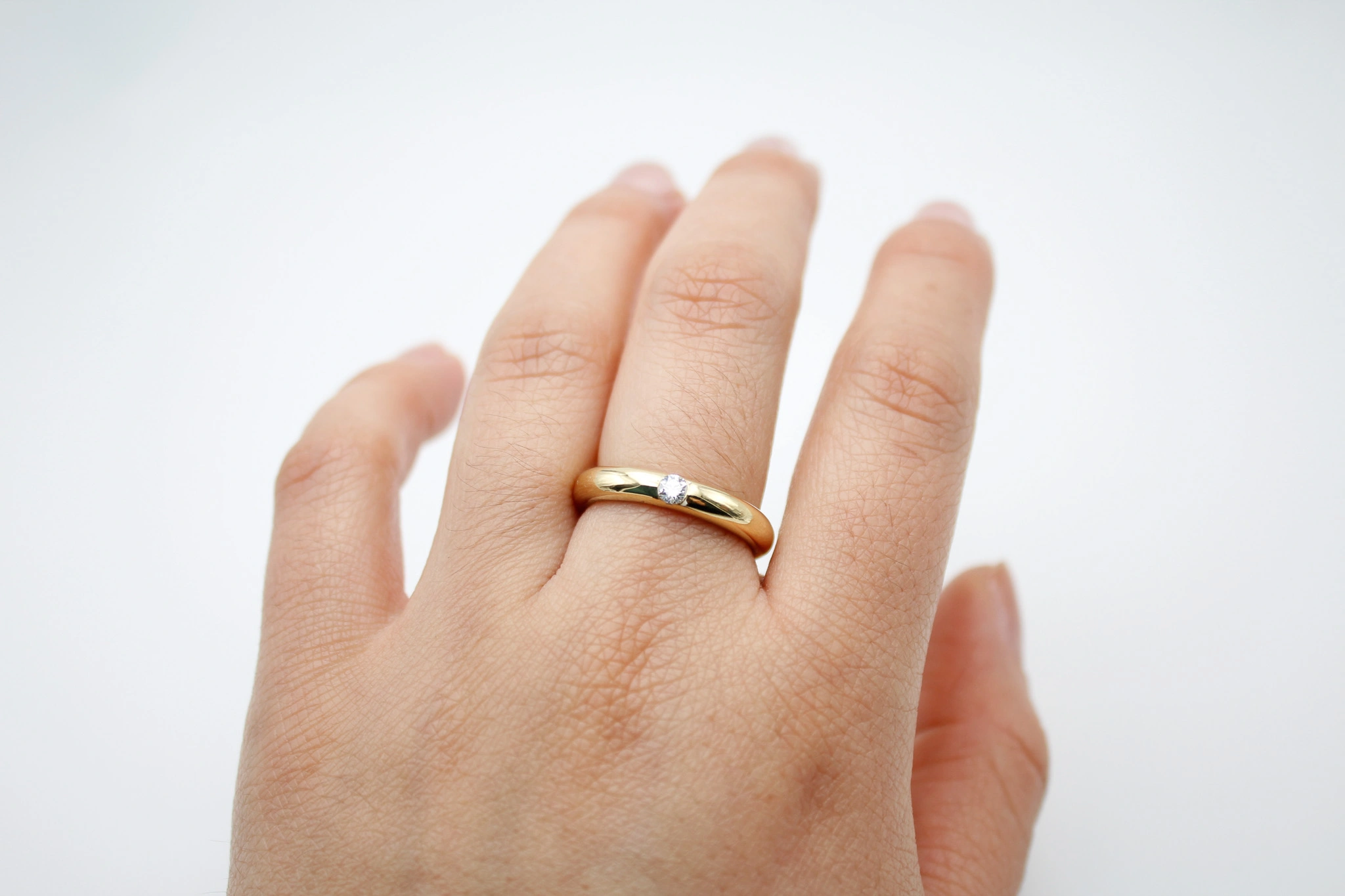 Solitario de oro de 18k con diamantes — vista alternativa