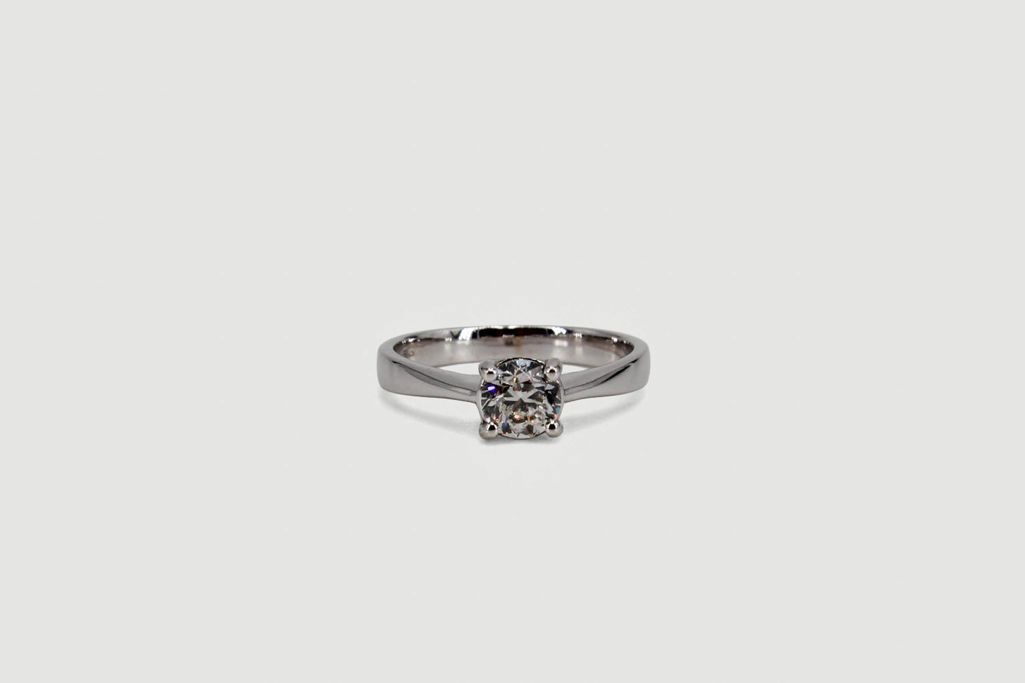 Solitario de oro blanco de 18k con diamantes