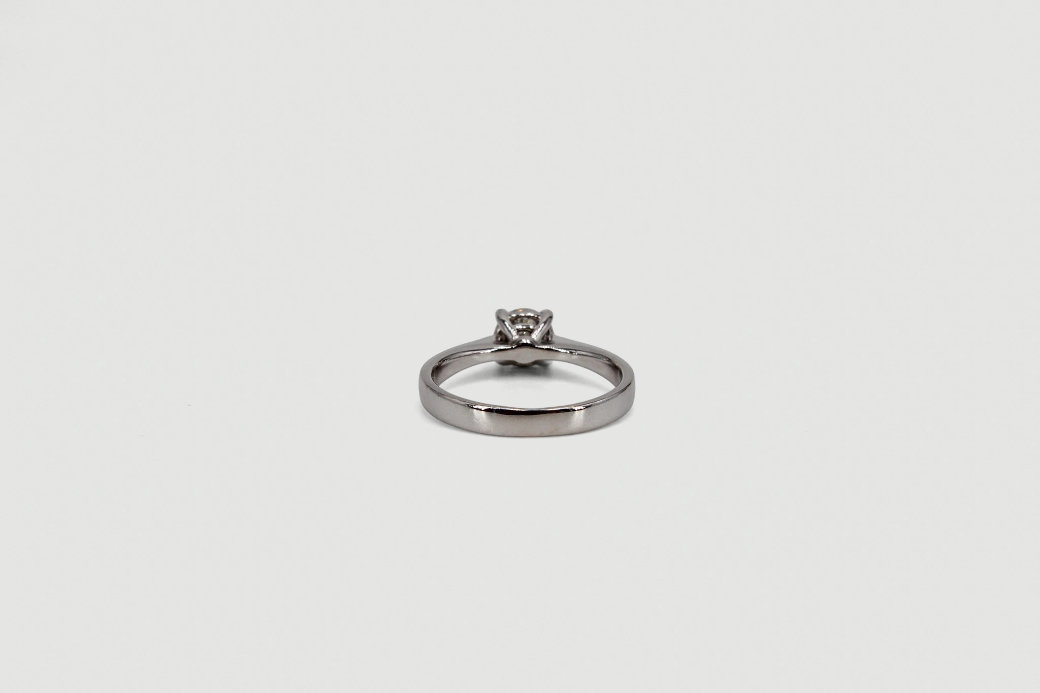Solitario de oro blanco de 18k con diamantes — vista alternativa