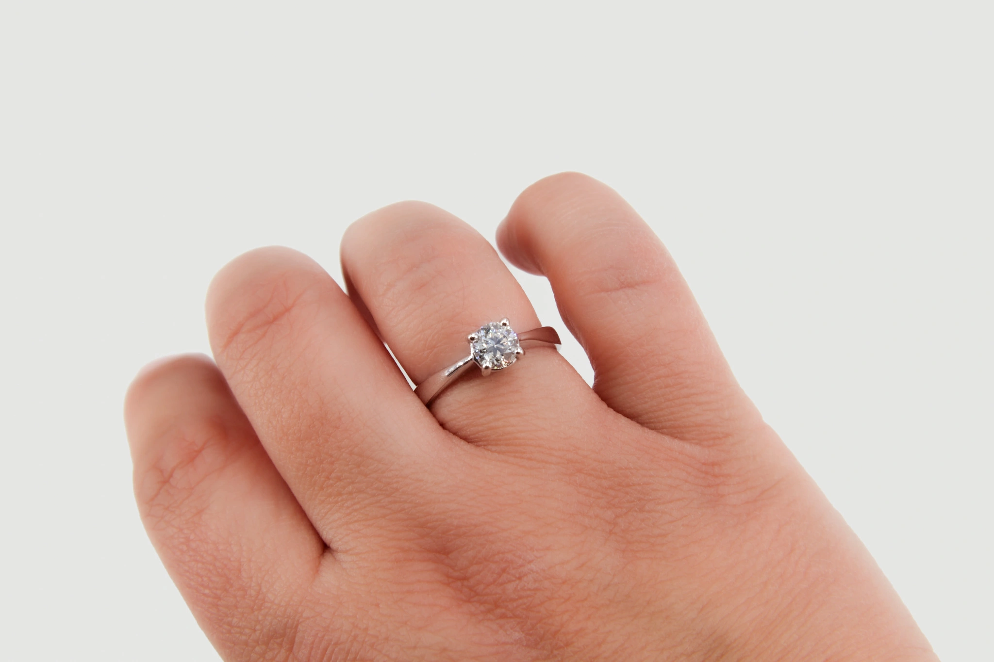 Solitario de oro blanco de 18k con diamantes — foto 3