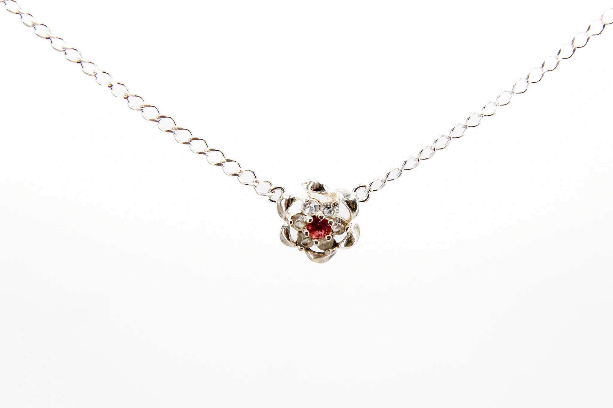 Gargantilla de plata de 925 con colgante floral y piedra roja