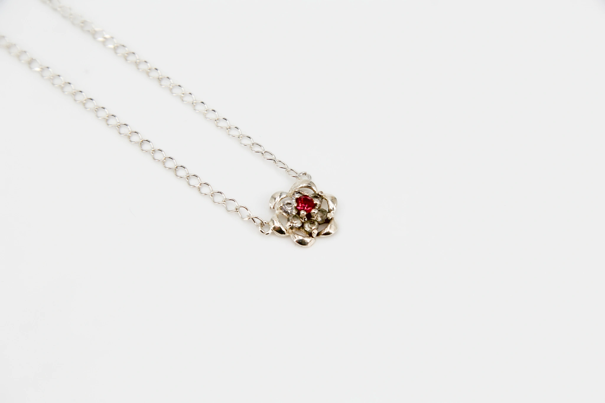 Gargantilla de plata de 925 con colgante floral y piedra roja — vista alternativa