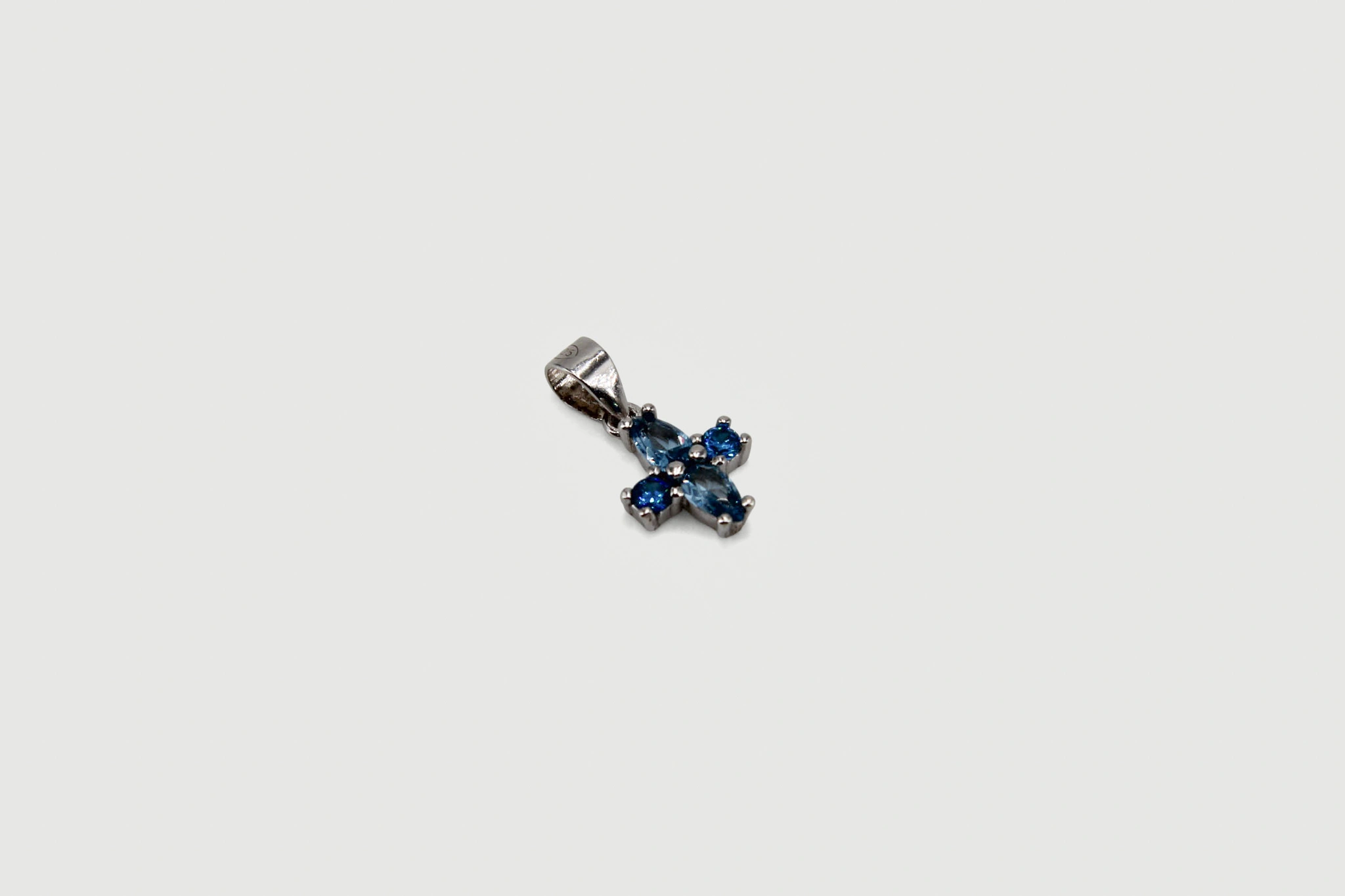 Cruz de plata 925 con piedras azules