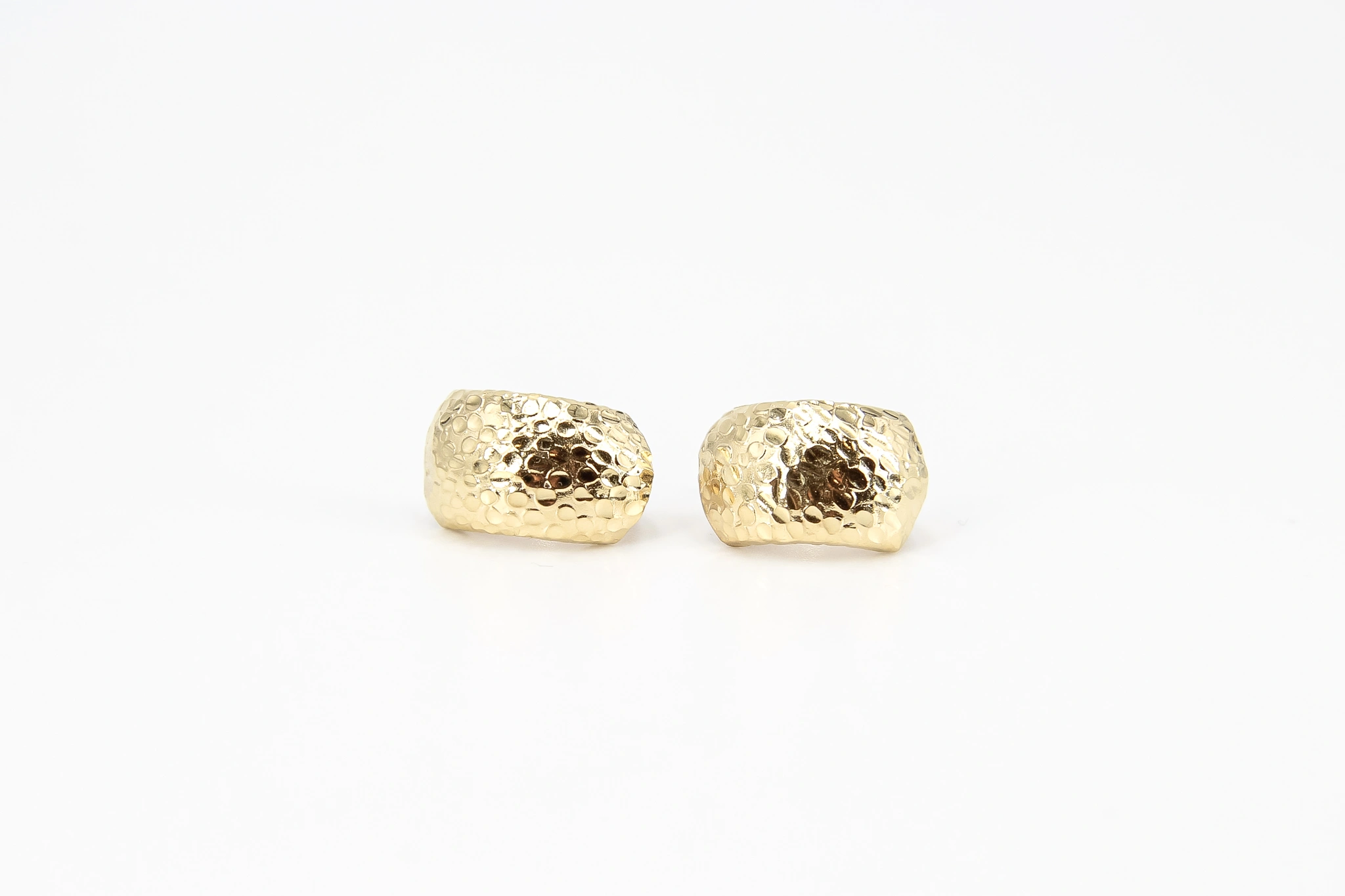 Pendientes media luna de oro martillado 18K